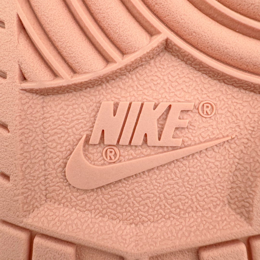 图片[21]-＃YC纯原福利 NK Dunk Low 莓刻 复古甜心学院风甜心锁扣解构 玫瑰粉 DD1503-118 定制系列天花板 无原鞋不开发 全系列得物原鞋一比一校对开发 配色持续更新中 终端对接 优势输出 全套原厂楦头原纸板数据档案倾力打造 原汁原味莞产 极致还原 圈内最强针车工艺 高端零售指定版 广东原厂配套原盒原标 鞋盒分三个尺码段 原厂冲刀 超高清洁度 全鞋零毛边皮料切割 采用原厂百宏鞋带以及原厂百宏织唛舌标 内标可供原厂几率过验 进口原装条纹中底布 四线拉帮白色点胶 原厂拉帮手法遵循公司 原厂电绣 极致还原 尺码：35.5 36 36.5 37.5 38 38.5 39 40 40.5 41 42 42.5 43 44 44.5 45 46 47.5-选品中心