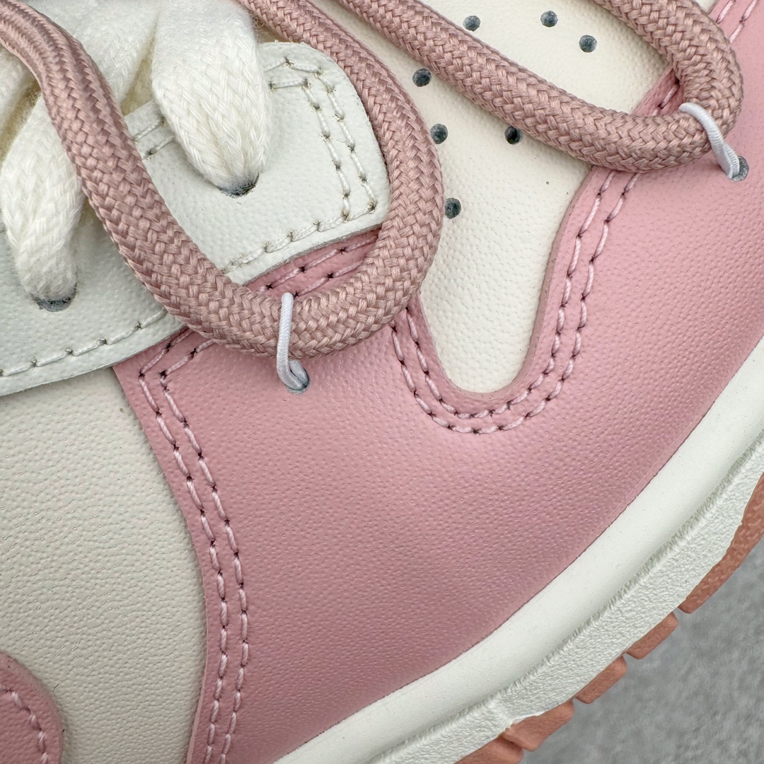 图片[17]-＃YC纯原福利 NK Dunk Low 莓刻 复古甜心学院风甜心锁扣解构 玫瑰粉 DD1503-118 定制系列天花板 无原鞋不开发 全系列得物原鞋一比一校对开发 配色持续更新中 终端对接 优势输出 全套原厂楦头原纸板数据档案倾力打造 原汁原味莞产 极致还原 圈内最强针车工艺 高端零售指定版 广东原厂配套原盒原标 鞋盒分三个尺码段 原厂冲刀 超高清洁度 全鞋零毛边皮料切割 采用原厂百宏鞋带以及原厂百宏织唛舌标 内标可供原厂几率过验 进口原装条纹中底布 四线拉帮白色点胶 原厂拉帮手法遵循公司 原厂电绣 极致还原 尺码：35.5 36 36.5 37.5 38 38.5 39 40 40.5 41 42 42.5 43 44 44.5 45 46 47.5-选品中心