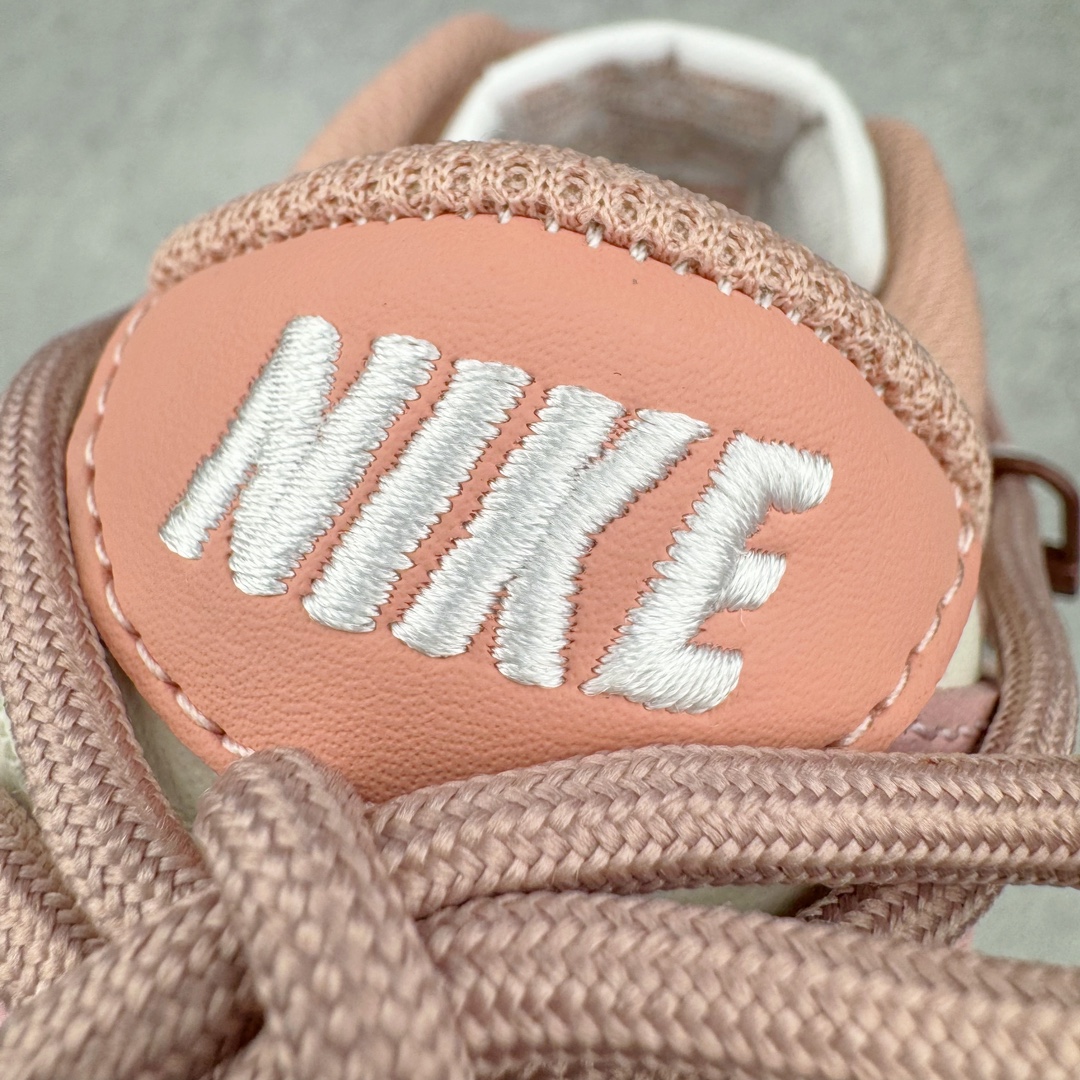 图片[15]-＃YC纯原福利 NK Dunk Low 莓刻 复古甜心学院风甜心锁扣解构 玫瑰粉 DD1503-118 定制系列天花板 无原鞋不开发 全系列得物原鞋一比一校对开发 配色持续更新中 终端对接 优势输出 全套原厂楦头原纸板数据档案倾力打造 原汁原味莞产 极致还原 圈内最强针车工艺 高端零售指定版 广东原厂配套原盒原标 鞋盒分三个尺码段 原厂冲刀 超高清洁度 全鞋零毛边皮料切割 采用原厂百宏鞋带以及原厂百宏织唛舌标 内标可供原厂几率过验 进口原装条纹中底布 四线拉帮白色点胶 原厂拉帮手法遵循公司 原厂电绣 极致还原 尺码：35.5 36 36.5 37.5 38 38.5 39 40 40.5 41 42 42.5 43 44 44.5 45 46 47.5-选品中心