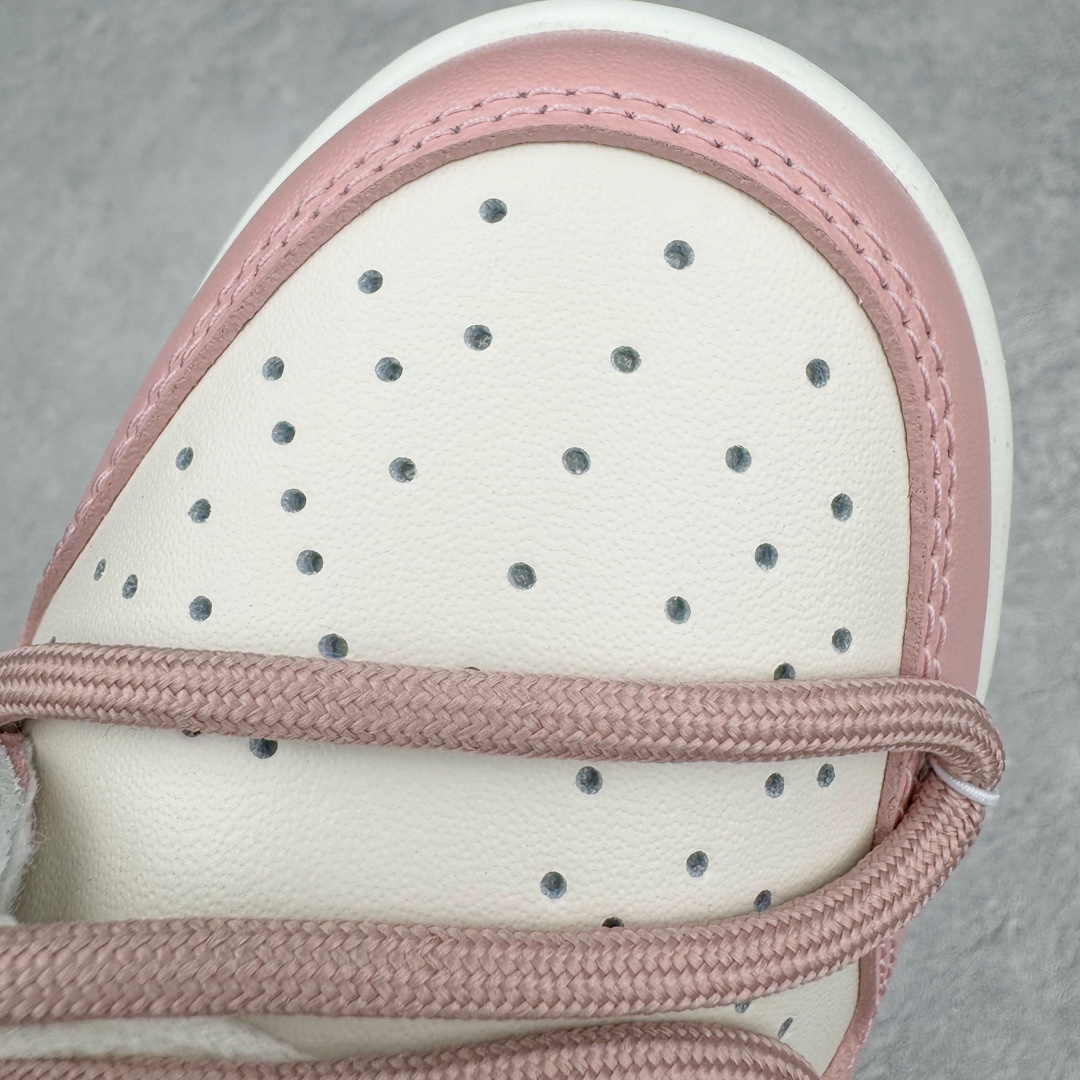 图片[16]-＃YC纯原福利 NK Dunk Low 莓刻 复古甜心学院风甜心锁扣解构 玫瑰粉 DD1503-118 定制系列天花板 无原鞋不开发 全系列得物原鞋一比一校对开发 配色持续更新中 终端对接 优势输出 全套原厂楦头原纸板数据档案倾力打造 原汁原味莞产 极致还原 圈内最强针车工艺 高端零售指定版 广东原厂配套原盒原标 鞋盒分三个尺码段 原厂冲刀 超高清洁度 全鞋零毛边皮料切割 采用原厂百宏鞋带以及原厂百宏织唛舌标 内标可供原厂几率过验 进口原装条纹中底布 四线拉帮白色点胶 原厂拉帮手法遵循公司 原厂电绣 极致还原 尺码：35.5 36 36.5 37.5 38 38.5 39 40 40.5 41 42 42.5 43 44 44.5 45 46 47.5-选品中心