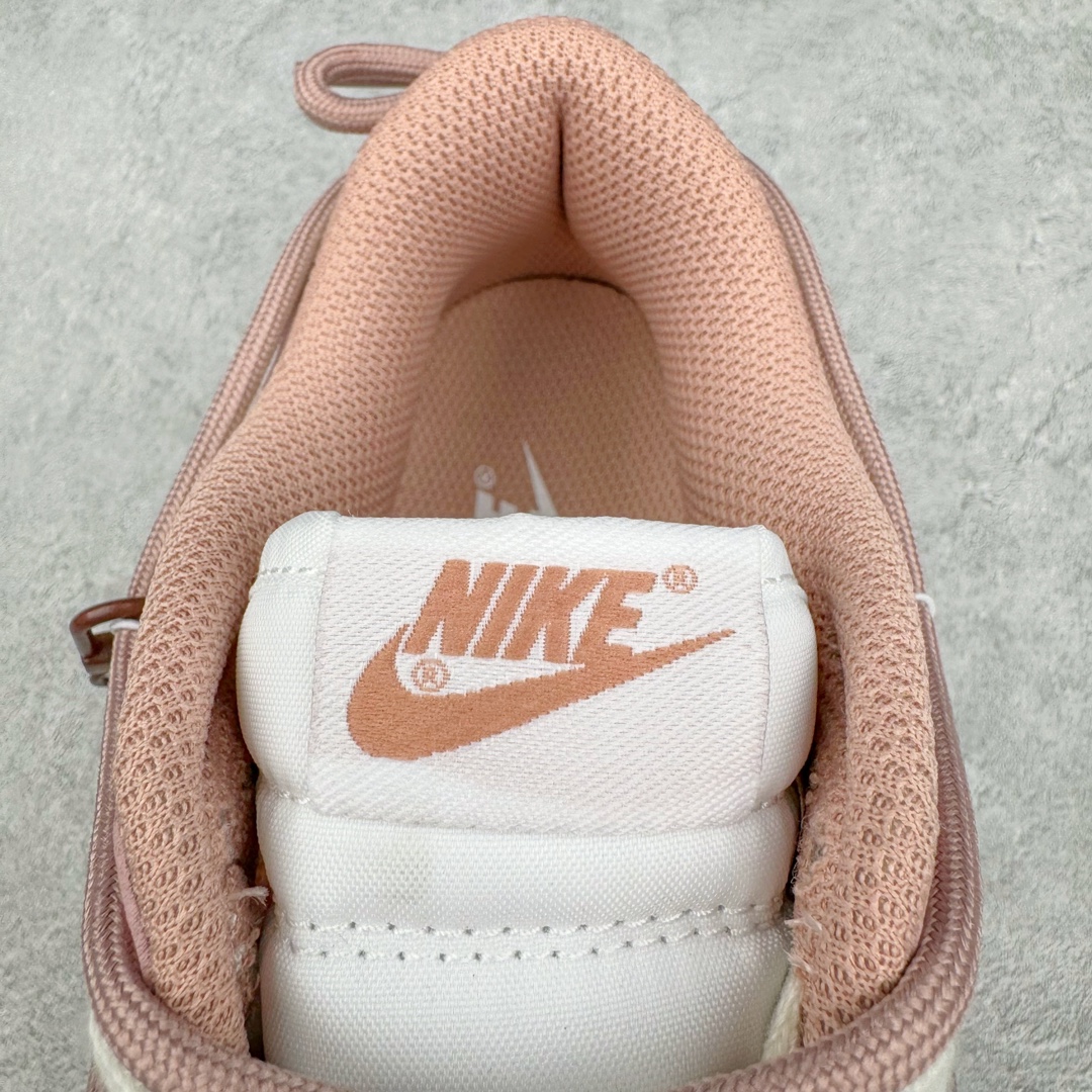 图片[14]-＃YC纯原福利 NK Dunk Low 莓刻 复古甜心学院风甜心锁扣解构 玫瑰粉 DD1503-118 定制系列天花板 无原鞋不开发 全系列得物原鞋一比一校对开发 配色持续更新中 终端对接 优势输出 全套原厂楦头原纸板数据档案倾力打造 原汁原味莞产 极致还原 圈内最强针车工艺 高端零售指定版 广东原厂配套原盒原标 鞋盒分三个尺码段 原厂冲刀 超高清洁度 全鞋零毛边皮料切割 采用原厂百宏鞋带以及原厂百宏织唛舌标 内标可供原厂几率过验 进口原装条纹中底布 四线拉帮白色点胶 原厂拉帮手法遵循公司 原厂电绣 极致还原 尺码：35.5 36 36.5 37.5 38 38.5 39 40 40.5 41 42 42.5 43 44 44.5 45 46 47.5-选品中心