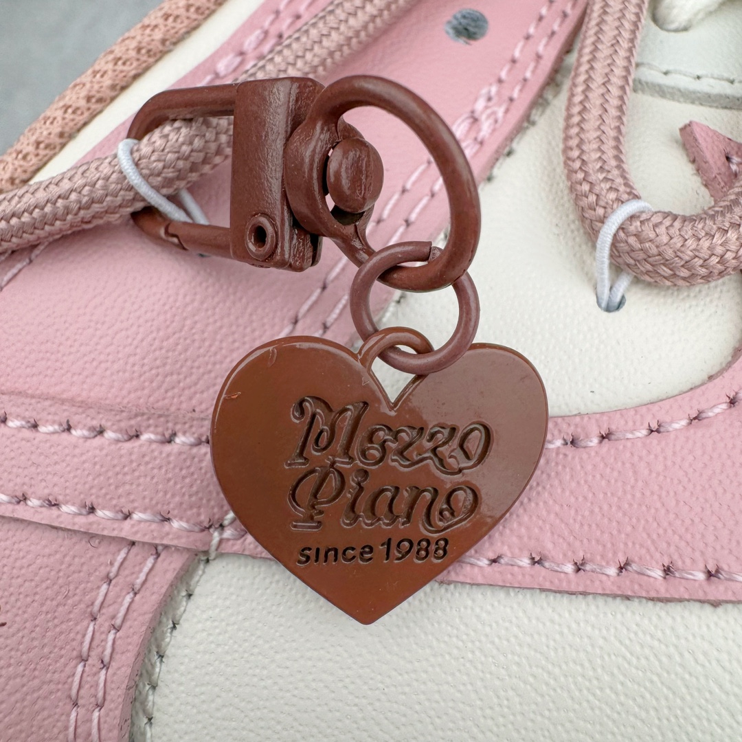 图片[18]-＃YC纯原福利 NK Dunk Low 莓刻 复古甜心学院风甜心锁扣解构 玫瑰粉 DD1503-118 定制系列天花板 无原鞋不开发 全系列得物原鞋一比一校对开发 配色持续更新中 终端对接 优势输出 全套原厂楦头原纸板数据档案倾力打造 原汁原味莞产 极致还原 圈内最强针车工艺 高端零售指定版 广东原厂配套原盒原标 鞋盒分三个尺码段 原厂冲刀 超高清洁度 全鞋零毛边皮料切割 采用原厂百宏鞋带以及原厂百宏织唛舌标 内标可供原厂几率过验 进口原装条纹中底布 四线拉帮白色点胶 原厂拉帮手法遵循公司 原厂电绣 极致还原 尺码：35.5 36 36.5 37.5 38 38.5 39 40 40.5 41 42 42.5 43 44 44.5 45 46 47.5-选品中心