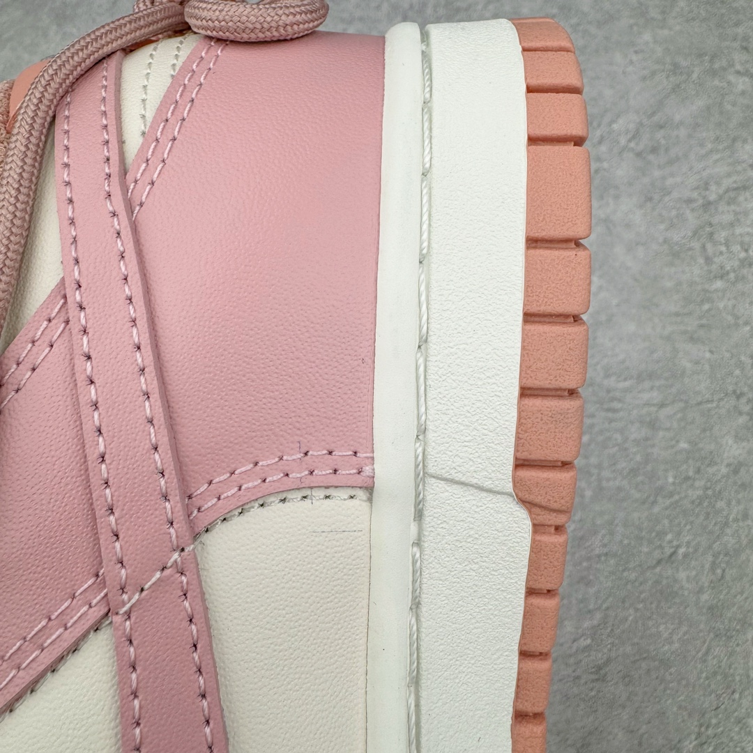 图片[13]-＃YC纯原福利 NK Dunk Low 莓刻 复古甜心学院风甜心锁扣解构 玫瑰粉 DD1503-118 定制系列天花板 无原鞋不开发 全系列得物原鞋一比一校对开发 配色持续更新中 终端对接 优势输出 全套原厂楦头原纸板数据档案倾力打造 原汁原味莞产 极致还原 圈内最强针车工艺 高端零售指定版 广东原厂配套原盒原标 鞋盒分三个尺码段 原厂冲刀 超高清洁度 全鞋零毛边皮料切割 采用原厂百宏鞋带以及原厂百宏织唛舌标 内标可供原厂几率过验 进口原装条纹中底布 四线拉帮白色点胶 原厂拉帮手法遵循公司 原厂电绣 极致还原 尺码：35.5 36 36.5 37.5 38 38.5 39 40 40.5 41 42 42.5 43 44 44.5 45 46 47.5-选品中心