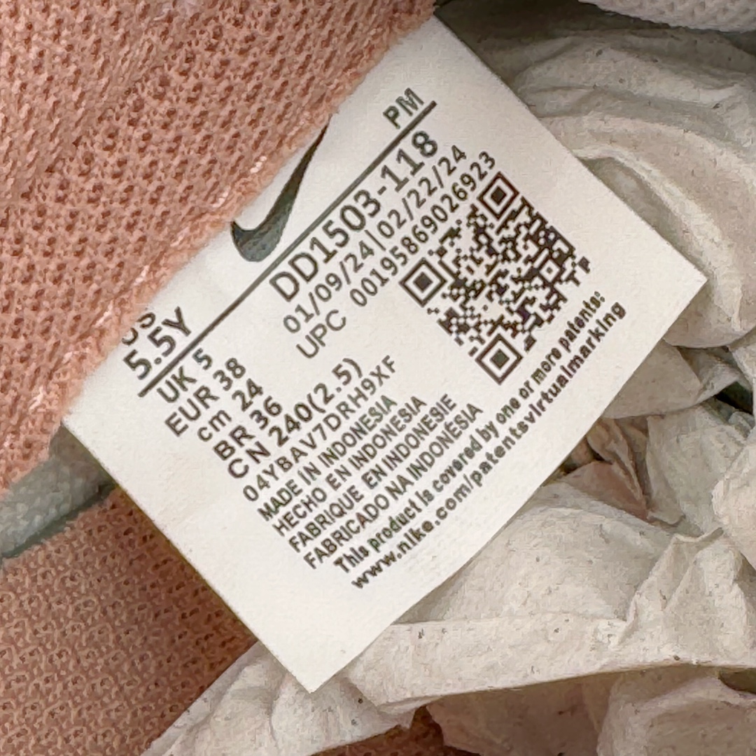图片[11]-＃YC纯原福利 NK Dunk Low 莓刻 复古甜心学院风甜心锁扣解构 玫瑰粉 DD1503-118 定制系列天花板 无原鞋不开发 全系列得物原鞋一比一校对开发 配色持续更新中 终端对接 优势输出 全套原厂楦头原纸板数据档案倾力打造 原汁原味莞产 极致还原 圈内最强针车工艺 高端零售指定版 广东原厂配套原盒原标 鞋盒分三个尺码段 原厂冲刀 超高清洁度 全鞋零毛边皮料切割 采用原厂百宏鞋带以及原厂百宏织唛舌标 内标可供原厂几率过验 进口原装条纹中底布 四线拉帮白色点胶 原厂拉帮手法遵循公司 原厂电绣 极致还原 尺码：35.5 36 36.5 37.5 38 38.5 39 40 40.5 41 42 42.5 43 44 44.5 45 46 47.5-选品中心