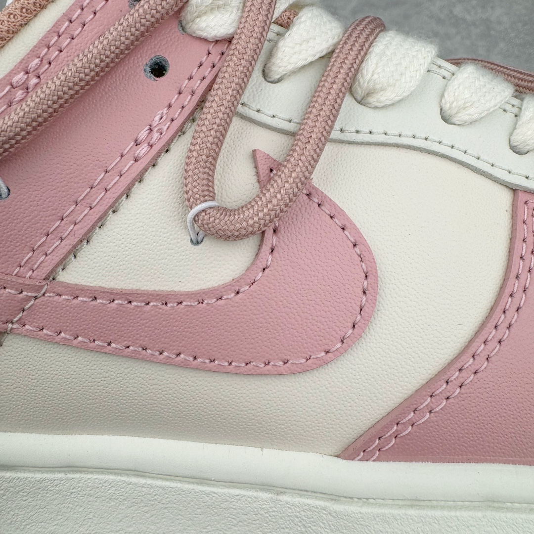 图片[20]-＃YC纯原福利 NK Dunk Low 莓刻 复古甜心学院风甜心锁扣解构 玫瑰粉 DD1503-118 定制系列天花板 无原鞋不开发 全系列得物原鞋一比一校对开发 配色持续更新中 终端对接 优势输出 全套原厂楦头原纸板数据档案倾力打造 原汁原味莞产 极致还原 圈内最强针车工艺 高端零售指定版 广东原厂配套原盒原标 鞋盒分三个尺码段 原厂冲刀 超高清洁度 全鞋零毛边皮料切割 采用原厂百宏鞋带以及原厂百宏织唛舌标 内标可供原厂几率过验 进口原装条纹中底布 四线拉帮白色点胶 原厂拉帮手法遵循公司 原厂电绣 极致还原 尺码：35.5 36 36.5 37.5 38 38.5 39 40 40.5 41 42 42.5 43 44 44.5 45 46 47.5-选品中心