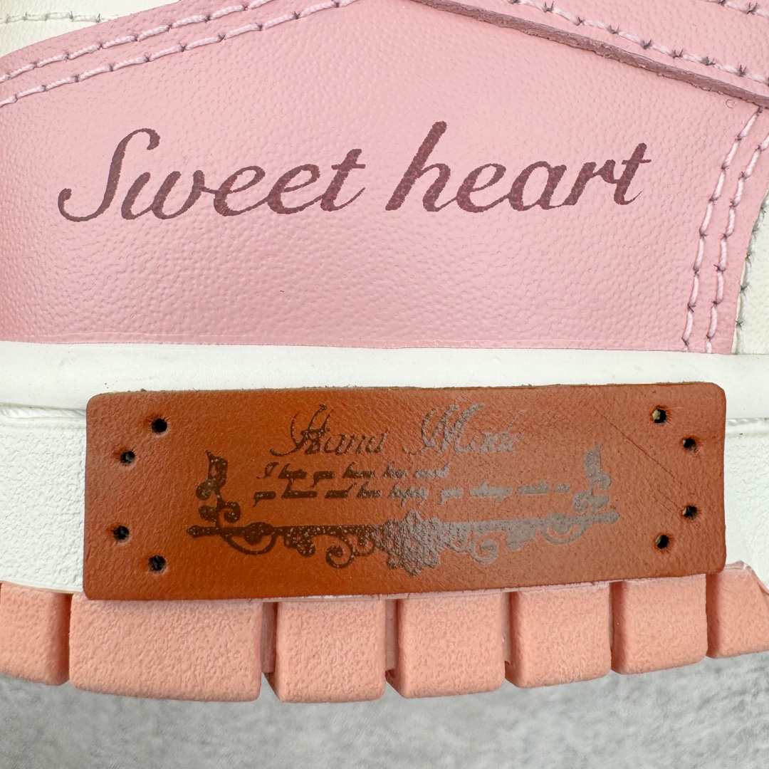 图片[19]-＃YC纯原福利 NK Dunk Low 莓刻 复古甜心学院风甜心锁扣解构 玫瑰粉 DD1503-118 定制系列天花板 无原鞋不开发 全系列得物原鞋一比一校对开发 配色持续更新中 终端对接 优势输出 全套原厂楦头原纸板数据档案倾力打造 原汁原味莞产 极致还原 圈内最强针车工艺 高端零售指定版 广东原厂配套原盒原标 鞋盒分三个尺码段 原厂冲刀 超高清洁度 全鞋零毛边皮料切割 采用原厂百宏鞋带以及原厂百宏织唛舌标 内标可供原厂几率过验 进口原装条纹中底布 四线拉帮白色点胶 原厂拉帮手法遵循公司 原厂电绣 极致还原 尺码：35.5 36 36.5 37.5 38 38.5 39 40 40.5 41 42 42.5 43 44 44.5 45 46 47.5-选品中心