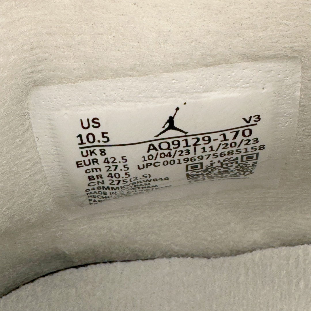 图片[12]-＃Ljr Air Jordan AJ4 Retro 盐白金属扣 AQ9129-170 圈内高端零售标杆 独家外贸特供 耗时半年巨作 全套原纸板楦头开发 原厂特供皮料加持 确保原汁原味 完美呈现四代版型 一比一鞋头弧度高度鞋身弧度 数据细节工艺流程均保持原鞋一致 原厂TPU网格鞋带扣 正确内里网布 菱角分明不变形无多余毛边 柔软性质感一致于原鞋 市场唯一原厂鞋扣模具 背面可见隐藏注塑口 原厂织唛标 原厂飞人电绣工艺 尾指中部跳三针 独家绑鞋带手法 印刷中底布 四线拉帮 米色美纹纸贴合固定 进口港宝加持 后跟自然饱满 全鞋荧光划线卡点 追求极致完美 每一双都是工艺品 多重QC质检 超越公司货的品控标准 实实在在的免检产品 尺码：40.5 41 42 42.5 43 44 44.5 45 45.5 46 47.5 48.5-选品中心