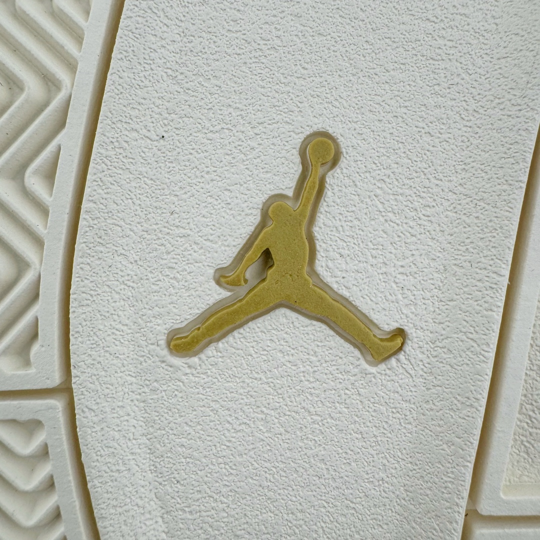 图片[21]-＃Ljr Air Jordan AJ4 Retro 盐白金属扣 AQ9129-170 圈内高端零售标杆 独家外贸特供 耗时半年巨作 全套原纸板楦头开发 原厂特供皮料加持 确保原汁原味 完美呈现四代版型 一比一鞋头弧度高度鞋身弧度 数据细节工艺流程均保持原鞋一致 原厂TPU网格鞋带扣 正确内里网布 菱角分明不变形无多余毛边 柔软性质感一致于原鞋 市场唯一原厂鞋扣模具 背面可见隐藏注塑口 原厂织唛标 原厂飞人电绣工艺 尾指中部跳三针 独家绑鞋带手法 印刷中底布 四线拉帮 米色美纹纸贴合固定 进口港宝加持 后跟自然饱满 全鞋荧光划线卡点 追求极致完美 每一双都是工艺品 多重QC质检 超越公司货的品控标准 实实在在的免检产品 尺码：40.5 41 42 42.5 43 44 44.5 45 45.5 46 47.5 48.5-选品中心