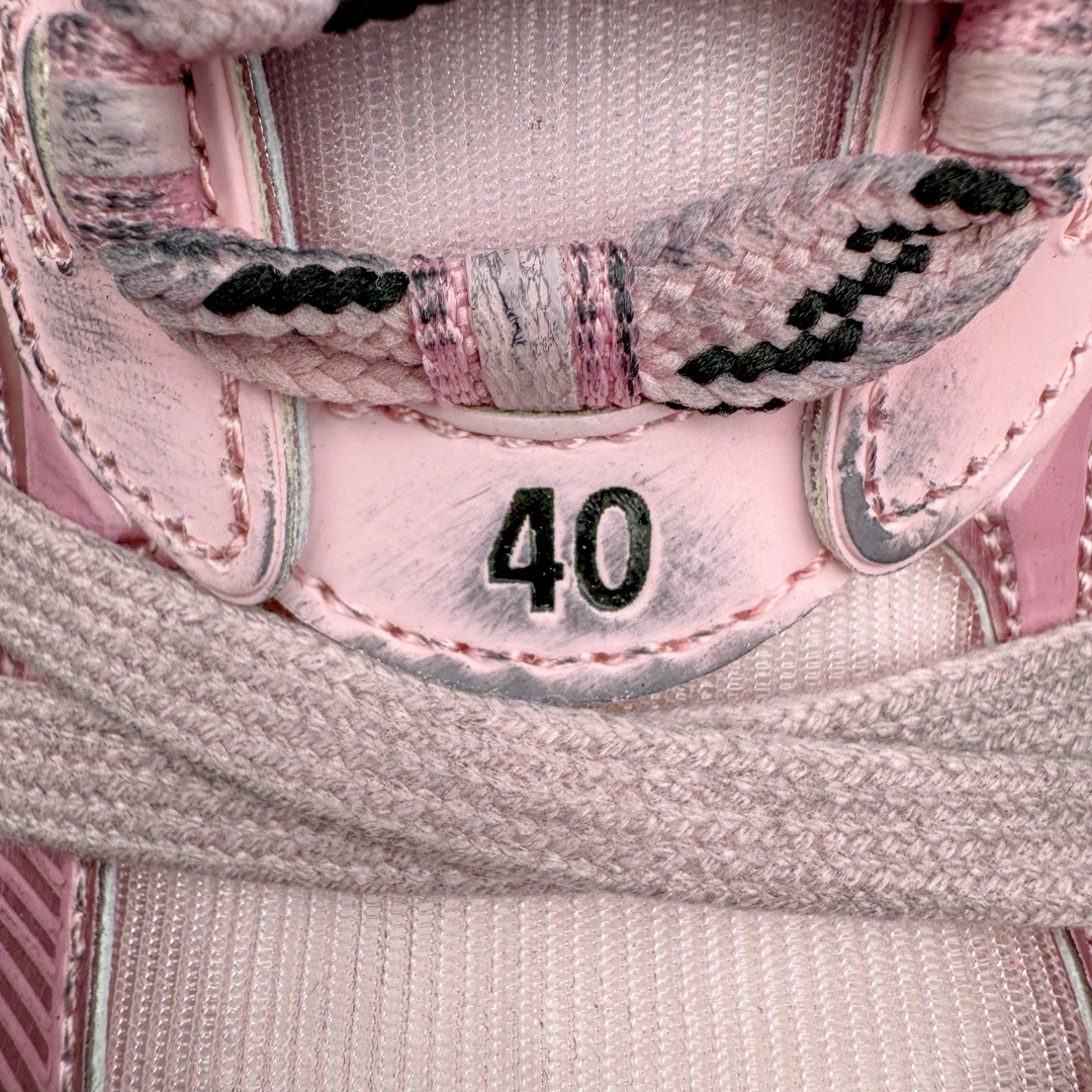 图片[12]-＃VG零售版 BALENCIAGA 3XL Sneakers 巴黎世家十代网布系带低帮走秀复古老爹鞋 全套原纸板楦头开发 最原汁原味的灵魂版型 全鞋荧光划线卡点 胶水把控整洁度追求极致完美 每一双都是工艺品 多重QC质检 超越公司货的品控标准 实实在在的免检产品 原盒原配 正确字体电绣 粗细、位置、大小正确 侧边TPU 透气孔匹配意产原版 正确分离大底 TPU软底 原版一致大底LOGO 立体感十足 原厂皮料水洗做旧 采购原厂网纱 不含皮革 网布材料和聚氨酯 磨损效果 鞋头边缘和后帮 Balenciaga 徽标 鞋面和后跟凸印尺码 鞋舌 3XL 橡胶品牌标识和反光细节 鞋帮拉袢和鞋舌拉祥 配反光细节 备用鞋带在鞋履前侧 可在穿着前取下 便于不同造型搭配 正常尺码 尺码：35 36 37 38 39 40 41 42 43 44 45 46-选品中心