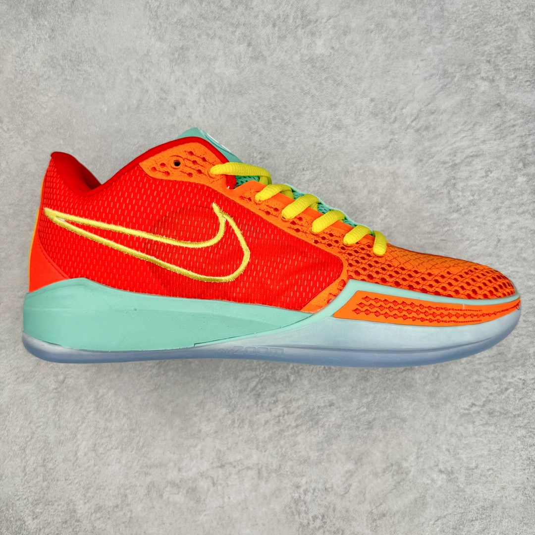 Nike Sabrina 1 \’lonic\’ 萨布丽娜一代签名减震防滑低帮篮球鞋 FQ3381-023 灵感来自 lonescu 的罗马尼亚传统 在前掌和鞋眼处采用特殊图案 向传统的罗马尼亚艺术和建筑致敬 它配备了全掌 NK React 缓震系统 并在前脚掌处配备了 Zoom Air 气垫 大胆的任何人任何地方 信息嵌入中底 象征着 lonescu的竞争精神以及她相信梦想家可以来自任何地方 该鞋还包括带锁定中足束带系统 以帮助固定脚部 Sabrina 1 的这款产品采用光子粉尘、无烟煤色、紫红色梦幻、浅烟灰色和浅骨色配色方案 尺码：40 40.5 41 42 42.5 43 44 44.5 45 46-选品中心