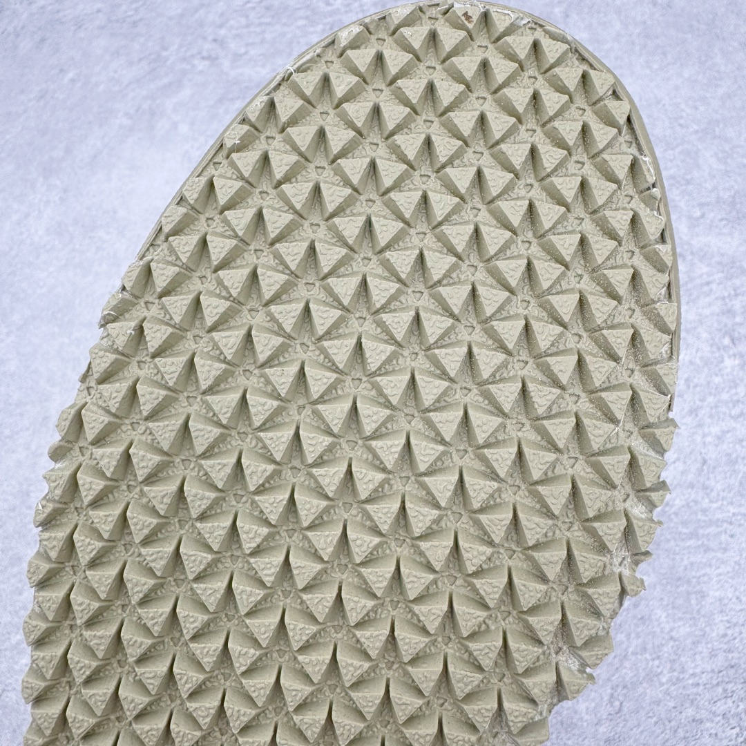 图片[19]-＃C版 Asics Onitsuka Tiger MEXICO 66 亚瑟士鬼冢虎复古经典板鞋 CNY 龙年限定 白红 市场王者选手 海外订单工厂出品 长期生产补货永不断码 超成熟稳定的做工品控 原装全套纸板楦头开发 原汁原味 完美呈现版型 私模正确鞋底咬花纹路 一比一鞋头弧度高度鞋身弧度 绝不口嗨 细节品控鞋型随意秒杀市面 原档咬花纹路私模大底 一个单元有六个三角形 总体形拼接呈现花瓣状 官方四联吊牌 原装Ortholite轻量化鞋垫 原盒原配 质保卡 说明书 钢印防尘纸 纸板中底带钢印 乳胶组合鞋垫 支持全方位的对比专柜 产品从款式颜色造型上体现出追求舒适和细节的完美 鞋类更是推崇手工制作的严谨与完美 融舒适性与可穿性的设计风格 注重细节的完美和别致魅力 既保持稳重 又不失轻松的时尚感 尺码：36 37 37.5 38 39 39.5 40 40.5 41.5 42 42.5 43.5 44 45-选品中心