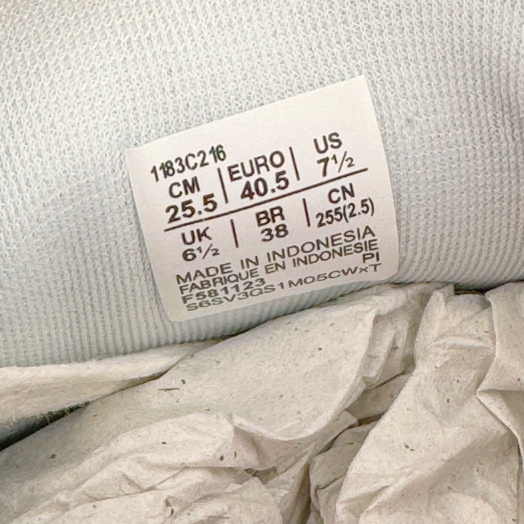 图片[14]-＃C版 Asics Onitsuka Tiger MEXICO 66 亚瑟士鬼冢虎复古经典板鞋 CNY 龙年限定 白红 市场王者选手 海外订单工厂出品 长期生产补货永不断码 超成熟稳定的做工品控 原装全套纸板楦头开发 原汁原味 完美呈现版型 私模正确鞋底咬花纹路 一比一鞋头弧度高度鞋身弧度 绝不口嗨 细节品控鞋型随意秒杀市面 原档咬花纹路私模大底 一个单元有六个三角形 总体形拼接呈现花瓣状 官方四联吊牌 原装Ortholite轻量化鞋垫 原盒原配 质保卡 说明书 钢印防尘纸 纸板中底带钢印 乳胶组合鞋垫 支持全方位的对比专柜 产品从款式颜色造型上体现出追求舒适和细节的完美 鞋类更是推崇手工制作的严谨与完美 融舒适性与可穿性的设计风格 注重细节的完美和别致魅力 既保持稳重 又不失轻松的时尚感 尺码：36 37 37.5 38 39 39.5 40 40.5 41.5 42 42.5 43.5 44 45-选品中心