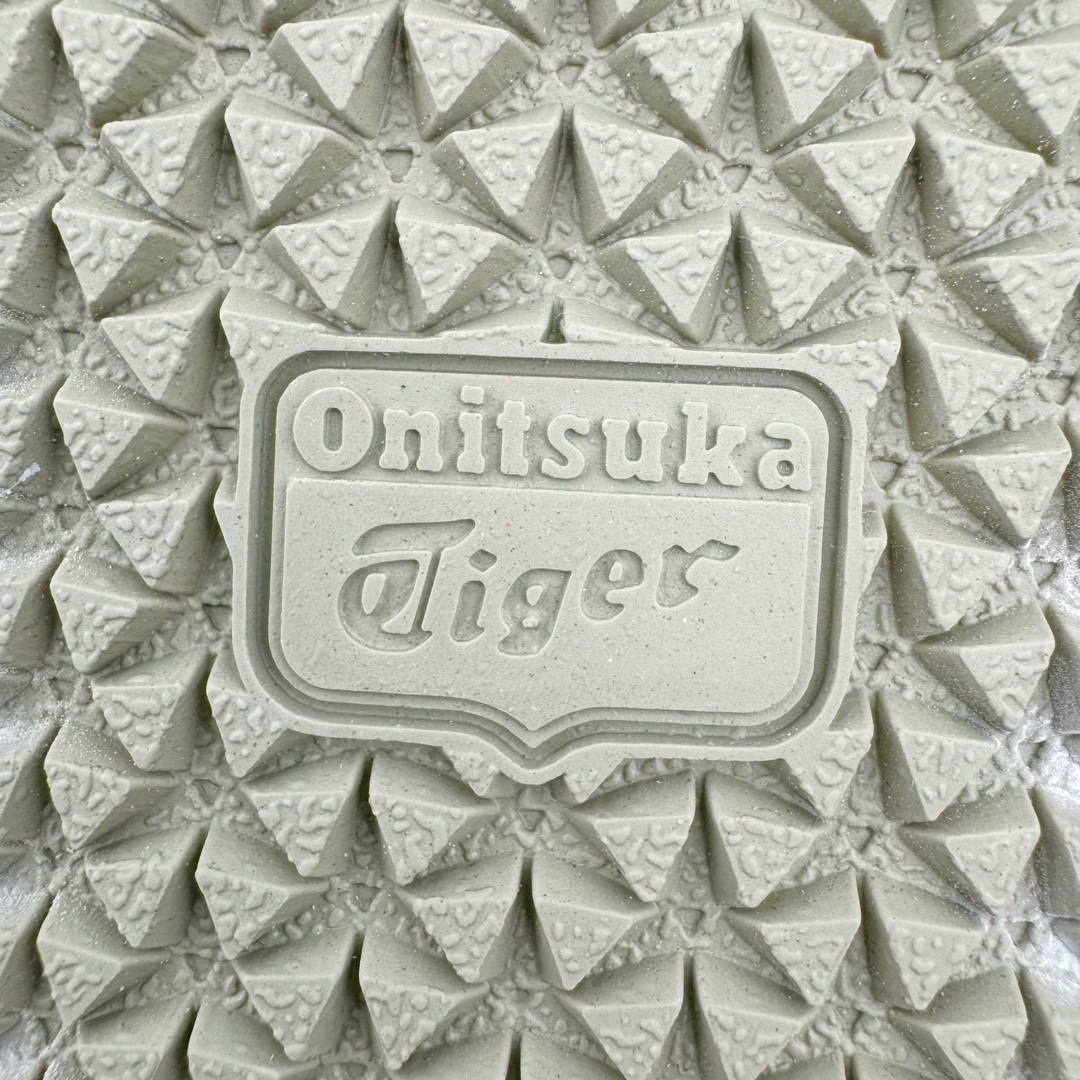 图片[20]-＃C版 Asics Onitsuka Tiger MEXICO 66 亚瑟士鬼冢虎复古经典板鞋 CNY 龙年限定 白红 市场王者选手 海外订单工厂出品 长期生产补货永不断码 超成熟稳定的做工品控 原装全套纸板楦头开发 原汁原味 完美呈现版型 私模正确鞋底咬花纹路 一比一鞋头弧度高度鞋身弧度 绝不口嗨 细节品控鞋型随意秒杀市面 原档咬花纹路私模大底 一个单元有六个三角形 总体形拼接呈现花瓣状 官方四联吊牌 原装Ortholite轻量化鞋垫 原盒原配 质保卡 说明书 钢印防尘纸 纸板中底带钢印 乳胶组合鞋垫 支持全方位的对比专柜 产品从款式颜色造型上体现出追求舒适和细节的完美 鞋类更是推崇手工制作的严谨与完美 融舒适性与可穿性的设计风格 注重细节的完美和别致魅力 既保持稳重 又不失轻松的时尚感 尺码：36 37 37.5 38 39 39.5 40 40.5 41.5 42 42.5 43.5 44 45-选品中心