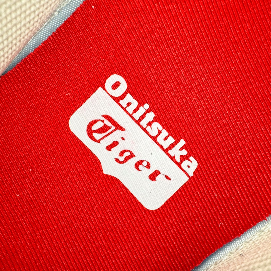 图片[13]-＃C版 Asics Onitsuka Tiger MEXICO 66 亚瑟士鬼冢虎复古经典板鞋 CNY 龙年限定 白红 市场王者选手 海外订单工厂出品 长期生产补货永不断码 超成熟稳定的做工品控 原装全套纸板楦头开发 原汁原味 完美呈现版型 私模正确鞋底咬花纹路 一比一鞋头弧度高度鞋身弧度 绝不口嗨 细节品控鞋型随意秒杀市面 原档咬花纹路私模大底 一个单元有六个三角形 总体形拼接呈现花瓣状 官方四联吊牌 原装Ortholite轻量化鞋垫 原盒原配 质保卡 说明书 钢印防尘纸 纸板中底带钢印 乳胶组合鞋垫 支持全方位的对比专柜 产品从款式颜色造型上体现出追求舒适和细节的完美 鞋类更是推崇手工制作的严谨与完美 融舒适性与可穿性的设计风格 注重细节的完美和别致魅力 既保持稳重 又不失轻松的时尚感 尺码：36 37 37.5 38 39 39.5 40 40.5 41.5 42 42.5 43.5 44 45-选品中心