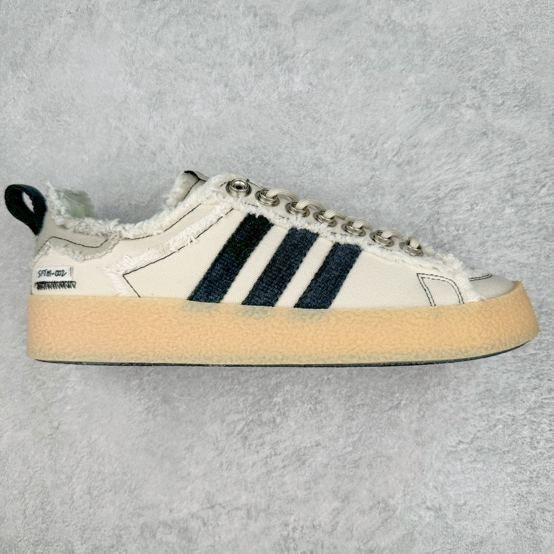 ＃AY纯原 Song for the Mute x AD Originals SFTM-002 CAMPUS 80s学院系列低帮休闲运动帆布硫化板鞋 联名帆布浅灰黑橙鸳鸯 ID4818 Originals 与时尚品牌 Song for the Mute 早先在第二次合作系列中推出的 SFTM-002 CAMPUS 80’s 鞋款迎来新配色发布。与此同时，此次新品更新还包括了服装系列。标志性的 Campus 鞋款带有磨损毛边的帆布鞋面、厚实的橡胶鞋底以及受「蒸汽朋克」风格启发的金属鞋带孔体现了令人怀旧的复古气质。创意总监 Lyna Ty 在服装系列中以现代化的制作方式和细节设计重新诠释了 adidas 的经典款式与廓形。风衣和短裤以翠绿色和大地色调为主，渐变 T 恤强调怀旧复古感，拉链衬衫和侧拉链裤则采用充满活力的柠檬绿和柔和的炭灰色呈现。服饰采用了具有「波浪」纹理和透气孔的优质面料打造，更配有保护层专利拉链、橡胶浸渍的绳带细节，adidas 标志性的三条纹在色彩上形成强烈的对比效果，为整体增添了独特抢眼的设计元素。尺码：36 36⅔ 37⅓ 38 38⅔ 39⅓ 40 40⅔ 41⅓ 42 42⅔ 43⅓ 44 44⅔ 45⅓ 46⅓-选品中心