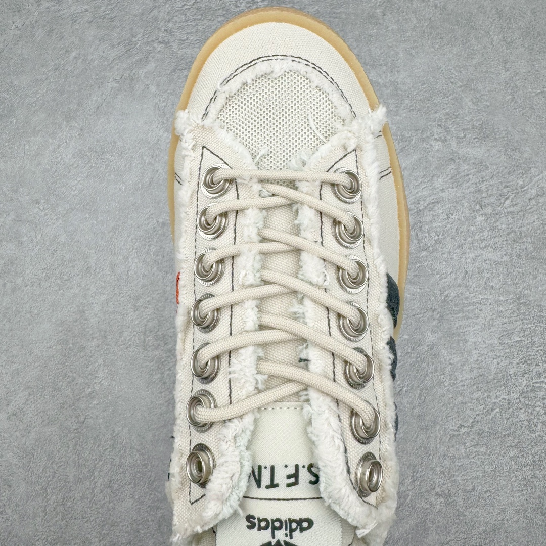 图片[4]-＃AY纯原 Song for the Mute x AD Originals SFTM-002 CAMPUS 80s学院系列低帮休闲运动帆布硫化板鞋 联名帆布浅灰黑橙鸳鸯 ID4818 Originals 与时尚品牌 Song for the Mute 早先在第二次合作系列中推出的 SFTM-002 CAMPUS 80’s 鞋款迎来新配色发布。与此同时，此次新品更新还包括了服装系列。标志性的 Campus 鞋款带有磨损毛边的帆布鞋面、厚实的橡胶鞋底以及受「蒸汽朋克」风格启发的金属鞋带孔体现了令人怀旧的复古气质。创意总监 Lyna Ty 在服装系列中以现代化的制作方式和细节设计重新诠释了 adidas 的经典款式与廓形。风衣和短裤以翠绿色和大地色调为主，渐变 T 恤强调怀旧复古感，拉链衬衫和侧拉链裤则采用充满活力的柠檬绿和柔和的炭灰色呈现。服饰采用了具有「波浪」纹理和透气孔的优质面料打造，更配有保护层专利拉链、橡胶浸渍的绳带细节，adidas 标志性的三条纹在色彩上形成强烈的对比效果，为整体增添了独特抢眼的设计元素。尺码：36 36⅔ 37⅓ 38 38⅔ 39⅓ 40 40⅔ 41⅓ 42 42⅔ 43⅓ 44 44⅔ 45⅓ 46⅓-选品中心