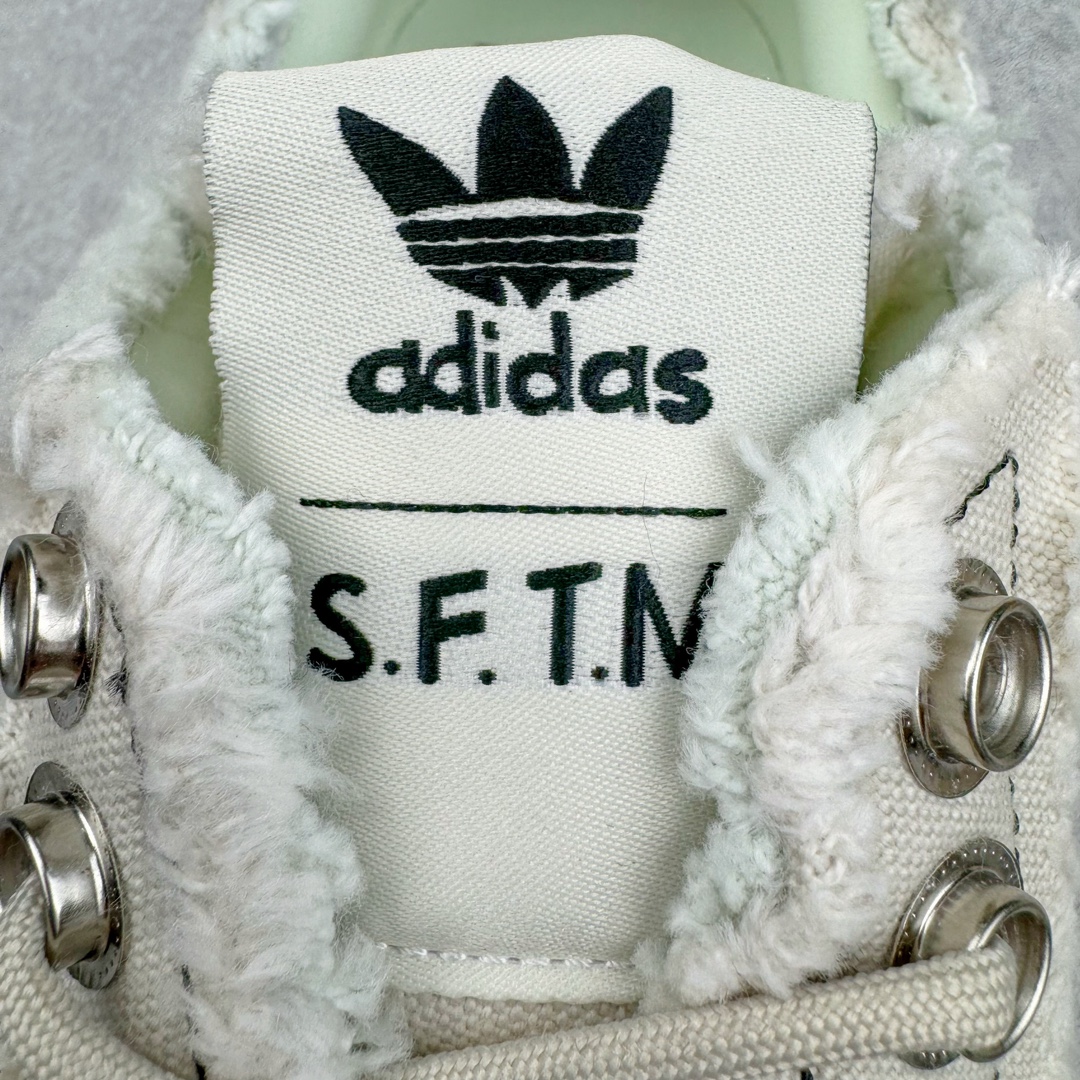 图片[15]-＃AY纯原 Song for the Mute x AD Originals SFTM-002 CAMPUS 80s学院系列低帮休闲运动帆布硫化板鞋 联名帆布浅灰黑橙鸳鸯 ID4818 Originals 与时尚品牌 Song for the Mute 早先在第二次合作系列中推出的 SFTM-002 CAMPUS 80’s 鞋款迎来新配色发布。与此同时，此次新品更新还包括了服装系列。标志性的 Campus 鞋款带有磨损毛边的帆布鞋面、厚实的橡胶鞋底以及受「蒸汽朋克」风格启发的金属鞋带孔体现了令人怀旧的复古气质。创意总监 Lyna Ty 在服装系列中以现代化的制作方式和细节设计重新诠释了 adidas 的经典款式与廓形。风衣和短裤以翠绿色和大地色调为主，渐变 T 恤强调怀旧复古感，拉链衬衫和侧拉链裤则采用充满活力的柠檬绿和柔和的炭灰色呈现。服饰采用了具有「波浪」纹理和透气孔的优质面料打造，更配有保护层专利拉链、橡胶浸渍的绳带细节，adidas 标志性的三条纹在色彩上形成强烈的对比效果，为整体增添了独特抢眼的设计元素。尺码：36 36⅔ 37⅓ 38 38⅔ 39⅓ 40 40⅔ 41⅓ 42 42⅔ 43⅓ 44 44⅔ 45⅓ 46⅓-选品中心