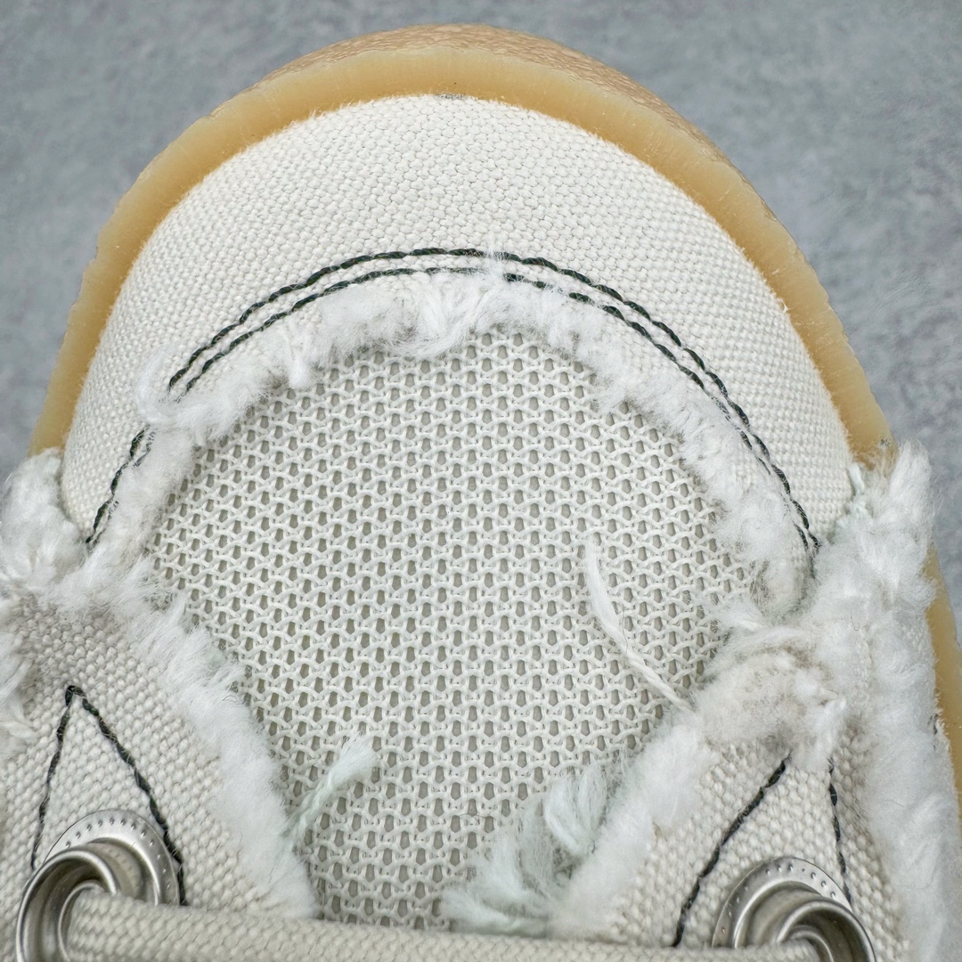 图片[16]-＃AY纯原 Song for the Mute x AD Originals SFTM-002 CAMPUS 80s学院系列低帮休闲运动帆布硫化板鞋 联名帆布浅灰黑橙鸳鸯 ID4818 Originals 与时尚品牌 Song for the Mute 早先在第二次合作系列中推出的 SFTM-002 CAMPUS 80’s 鞋款迎来新配色发布。与此同时，此次新品更新还包括了服装系列。标志性的 Campus 鞋款带有磨损毛边的帆布鞋面、厚实的橡胶鞋底以及受「蒸汽朋克」风格启发的金属鞋带孔体现了令人怀旧的复古气质。创意总监 Lyna Ty 在服装系列中以现代化的制作方式和细节设计重新诠释了 adidas 的经典款式与廓形。风衣和短裤以翠绿色和大地色调为主，渐变 T 恤强调怀旧复古感，拉链衬衫和侧拉链裤则采用充满活力的柠檬绿和柔和的炭灰色呈现。服饰采用了具有「波浪」纹理和透气孔的优质面料打造，更配有保护层专利拉链、橡胶浸渍的绳带细节，adidas 标志性的三条纹在色彩上形成强烈的对比效果，为整体增添了独特抢眼的设计元素。尺码：36 36⅔ 37⅓ 38 38⅔ 39⅓ 40 40⅔ 41⅓ 42 42⅔ 43⅓ 44 44⅔ 45⅓ 46⅓-选品中心