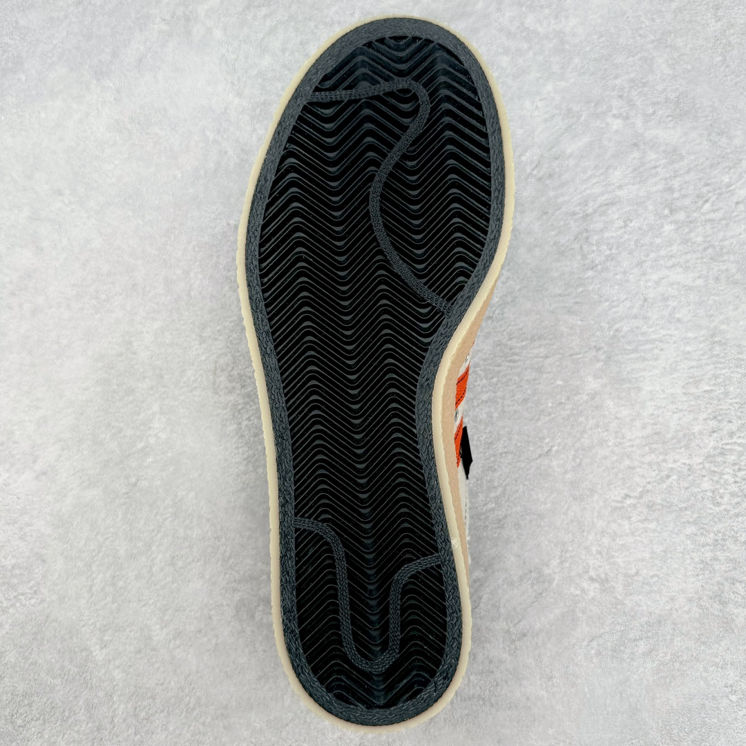 图片[9]-＃AY纯原 Song for the Mute x AD Originals SFTM-002 CAMPUS 80s学院系列低帮休闲运动帆布硫化板鞋 联名帆布浅灰黑橙鸳鸯 ID4818 Originals 与时尚品牌 Song for the Mute 早先在第二次合作系列中推出的 SFTM-002 CAMPUS 80’s 鞋款迎来新配色发布。与此同时，此次新品更新还包括了服装系列。标志性的 Campus 鞋款带有磨损毛边的帆布鞋面、厚实的橡胶鞋底以及受「蒸汽朋克」风格启发的金属鞋带孔体现了令人怀旧的复古气质。创意总监 Lyna Ty 在服装系列中以现代化的制作方式和细节设计重新诠释了 adidas 的经典款式与廓形。风衣和短裤以翠绿色和大地色调为主，渐变 T 恤强调怀旧复古感，拉链衬衫和侧拉链裤则采用充满活力的柠檬绿和柔和的炭灰色呈现。服饰采用了具有「波浪」纹理和透气孔的优质面料打造，更配有保护层专利拉链、橡胶浸渍的绳带细节，adidas 标志性的三条纹在色彩上形成强烈的对比效果，为整体增添了独特抢眼的设计元素。尺码：36 36⅔ 37⅓ 38 38⅔ 39⅓ 40 40⅔ 41⅓ 42 42⅔ 43⅓ 44 44⅔ 45⅓ 46⅓-选品中心