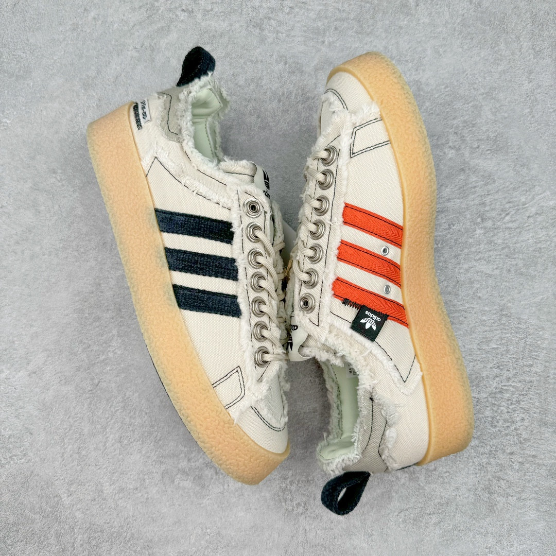 图片[3]-＃AY纯原 Song for the Mute x AD Originals SFTM-002 CAMPUS 80s学院系列低帮休闲运动帆布硫化板鞋 联名帆布浅灰黑橙鸳鸯 ID4818 Originals 与时尚品牌 Song for the Mute 早先在第二次合作系列中推出的 SFTM-002 CAMPUS 80’s 鞋款迎来新配色发布。与此同时，此次新品更新还包括了服装系列。标志性的 Campus 鞋款带有磨损毛边的帆布鞋面、厚实的橡胶鞋底以及受「蒸汽朋克」风格启发的金属鞋带孔体现了令人怀旧的复古气质。创意总监 Lyna Ty 在服装系列中以现代化的制作方式和细节设计重新诠释了 adidas 的经典款式与廓形。风衣和短裤以翠绿色和大地色调为主，渐变 T 恤强调怀旧复古感，拉链衬衫和侧拉链裤则采用充满活力的柠檬绿和柔和的炭灰色呈现。服饰采用了具有「波浪」纹理和透气孔的优质面料打造，更配有保护层专利拉链、橡胶浸渍的绳带细节，adidas 标志性的三条纹在色彩上形成强烈的对比效果，为整体增添了独特抢眼的设计元素。尺码：36 36⅔ 37⅓ 38 38⅔ 39⅓ 40 40⅔ 41⅓ 42 42⅔ 43⅓ 44 44⅔ 45⅓ 46⅓-选品中心
