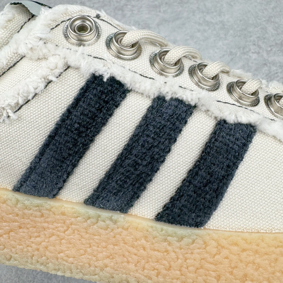 图片[18]-＃AY纯原 Song for the Mute x AD Originals SFTM-002 CAMPUS 80s学院系列低帮休闲运动帆布硫化板鞋 联名帆布浅灰黑橙鸳鸯 ID4818 Originals 与时尚品牌 Song for the Mute 早先在第二次合作系列中推出的 SFTM-002 CAMPUS 80’s 鞋款迎来新配色发布。与此同时，此次新品更新还包括了服装系列。标志性的 Campus 鞋款带有磨损毛边的帆布鞋面、厚实的橡胶鞋底以及受「蒸汽朋克」风格启发的金属鞋带孔体现了令人怀旧的复古气质。创意总监 Lyna Ty 在服装系列中以现代化的制作方式和细节设计重新诠释了 adidas 的经典款式与廓形。风衣和短裤以翠绿色和大地色调为主，渐变 T 恤强调怀旧复古感，拉链衬衫和侧拉链裤则采用充满活力的柠檬绿和柔和的炭灰色呈现。服饰采用了具有「波浪」纹理和透气孔的优质面料打造，更配有保护层专利拉链、橡胶浸渍的绳带细节，adidas 标志性的三条纹在色彩上形成强烈的对比效果，为整体增添了独特抢眼的设计元素。尺码：36 36⅔ 37⅓ 38 38⅔ 39⅓ 40 40⅔ 41⅓ 42 42⅔ 43⅓ 44 44⅔ 45⅓ 46⅓-选品中心