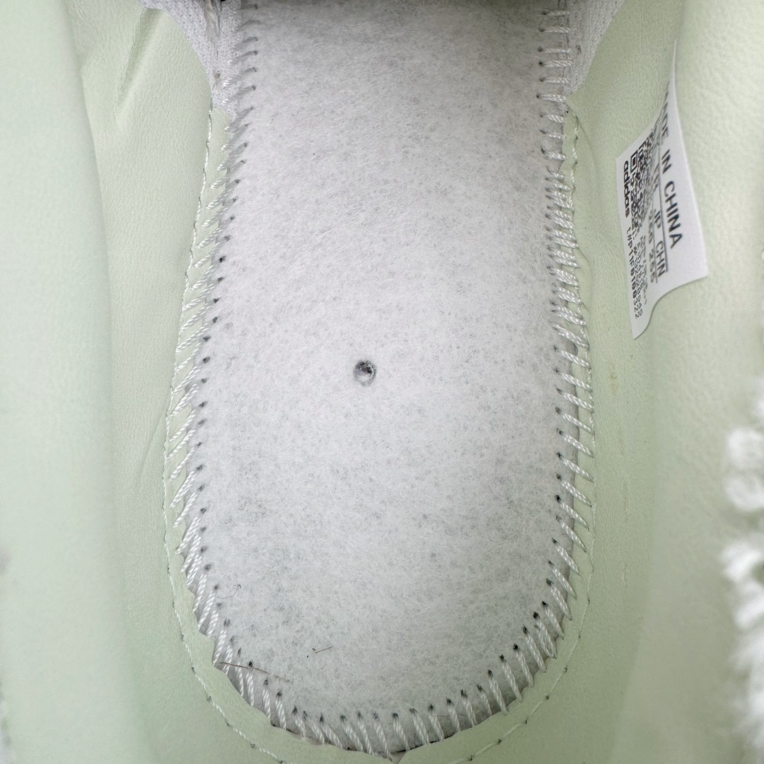 图片[10]-＃AY纯原 Song for the Mute x AD Originals SFTM-002 CAMPUS 80s学院系列低帮休闲运动帆布硫化板鞋 联名帆布浅灰黑橙鸳鸯 ID4818 Originals 与时尚品牌 Song for the Mute 早先在第二次合作系列中推出的 SFTM-002 CAMPUS 80’s 鞋款迎来新配色发布。与此同时，此次新品更新还包括了服装系列。标志性的 Campus 鞋款带有磨损毛边的帆布鞋面、厚实的橡胶鞋底以及受「蒸汽朋克」风格启发的金属鞋带孔体现了令人怀旧的复古气质。创意总监 Lyna Ty 在服装系列中以现代化的制作方式和细节设计重新诠释了 adidas 的经典款式与廓形。风衣和短裤以翠绿色和大地色调为主，渐变 T 恤强调怀旧复古感，拉链衬衫和侧拉链裤则采用充满活力的柠檬绿和柔和的炭灰色呈现。服饰采用了具有「波浪」纹理和透气孔的优质面料打造，更配有保护层专利拉链、橡胶浸渍的绳带细节，adidas 标志性的三条纹在色彩上形成强烈的对比效果，为整体增添了独特抢眼的设计元素。尺码：36 36⅔ 37⅓ 38 38⅔ 39⅓ 40 40⅔ 41⅓ 42 42⅔ 43⅓ 44 44⅔ 45⅓ 46⅓-选品中心