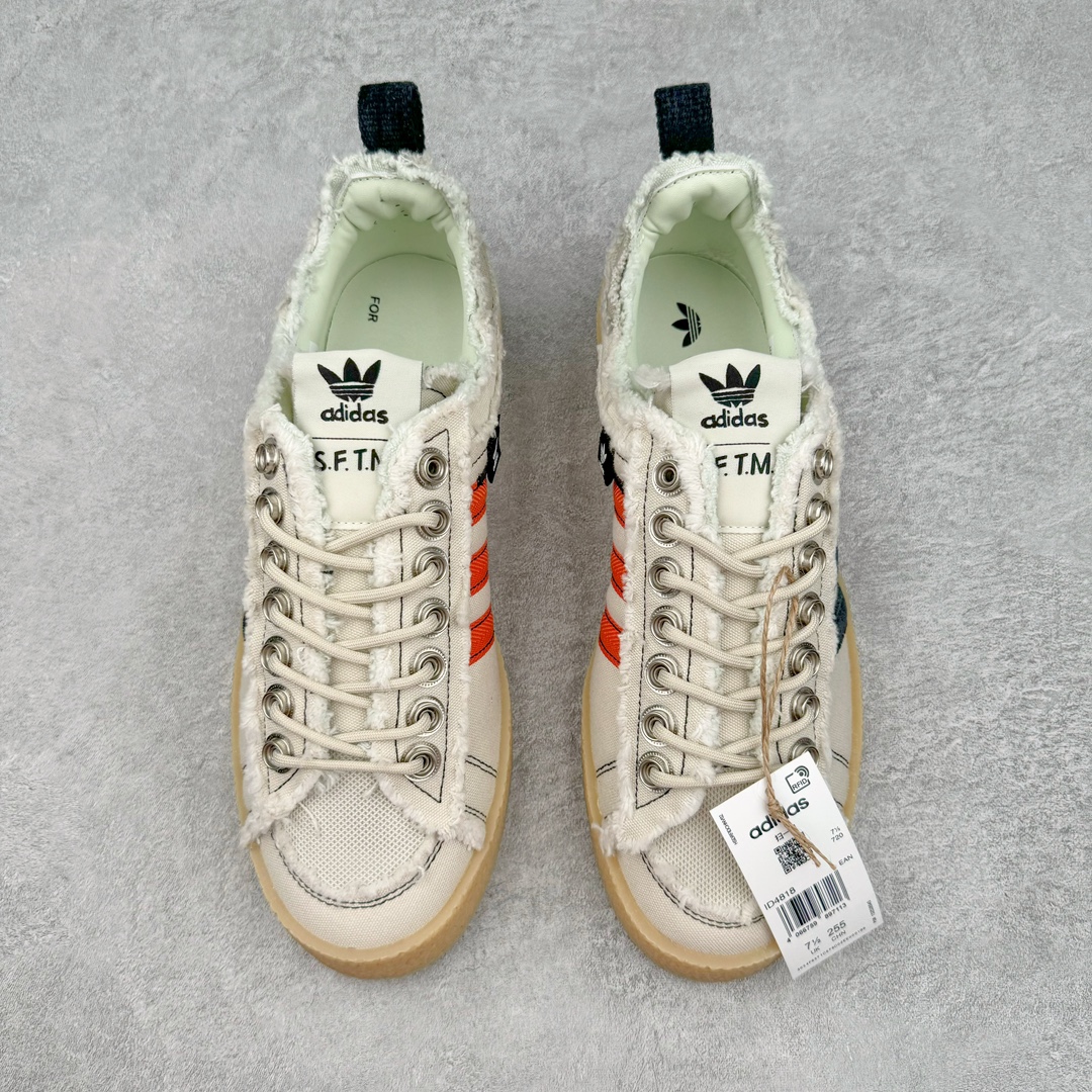 图片[2]-＃AY纯原 Song for the Mute x AD Originals SFTM-002 CAMPUS 80s学院系列低帮休闲运动帆布硫化板鞋 联名帆布浅灰黑橙鸳鸯 ID4818 Originals 与时尚品牌 Song for the Mute 早先在第二次合作系列中推出的 SFTM-002 CAMPUS 80’s 鞋款迎来新配色发布。与此同时，此次新品更新还包括了服装系列。标志性的 Campus 鞋款带有磨损毛边的帆布鞋面、厚实的橡胶鞋底以及受「蒸汽朋克」风格启发的金属鞋带孔体现了令人怀旧的复古气质。创意总监 Lyna Ty 在服装系列中以现代化的制作方式和细节设计重新诠释了 adidas 的经典款式与廓形。风衣和短裤以翠绿色和大地色调为主，渐变 T 恤强调怀旧复古感，拉链衬衫和侧拉链裤则采用充满活力的柠檬绿和柔和的炭灰色呈现。服饰采用了具有「波浪」纹理和透气孔的优质面料打造，更配有保护层专利拉链、橡胶浸渍的绳带细节，adidas 标志性的三条纹在色彩上形成强烈的对比效果，为整体增添了独特抢眼的设计元素。尺码：36 36⅔ 37⅓ 38 38⅔ 39⅓ 40 40⅔ 41⅓ 42 42⅔ 43⅓ 44 44⅔ 45⅓ 46⅓-选品中心
