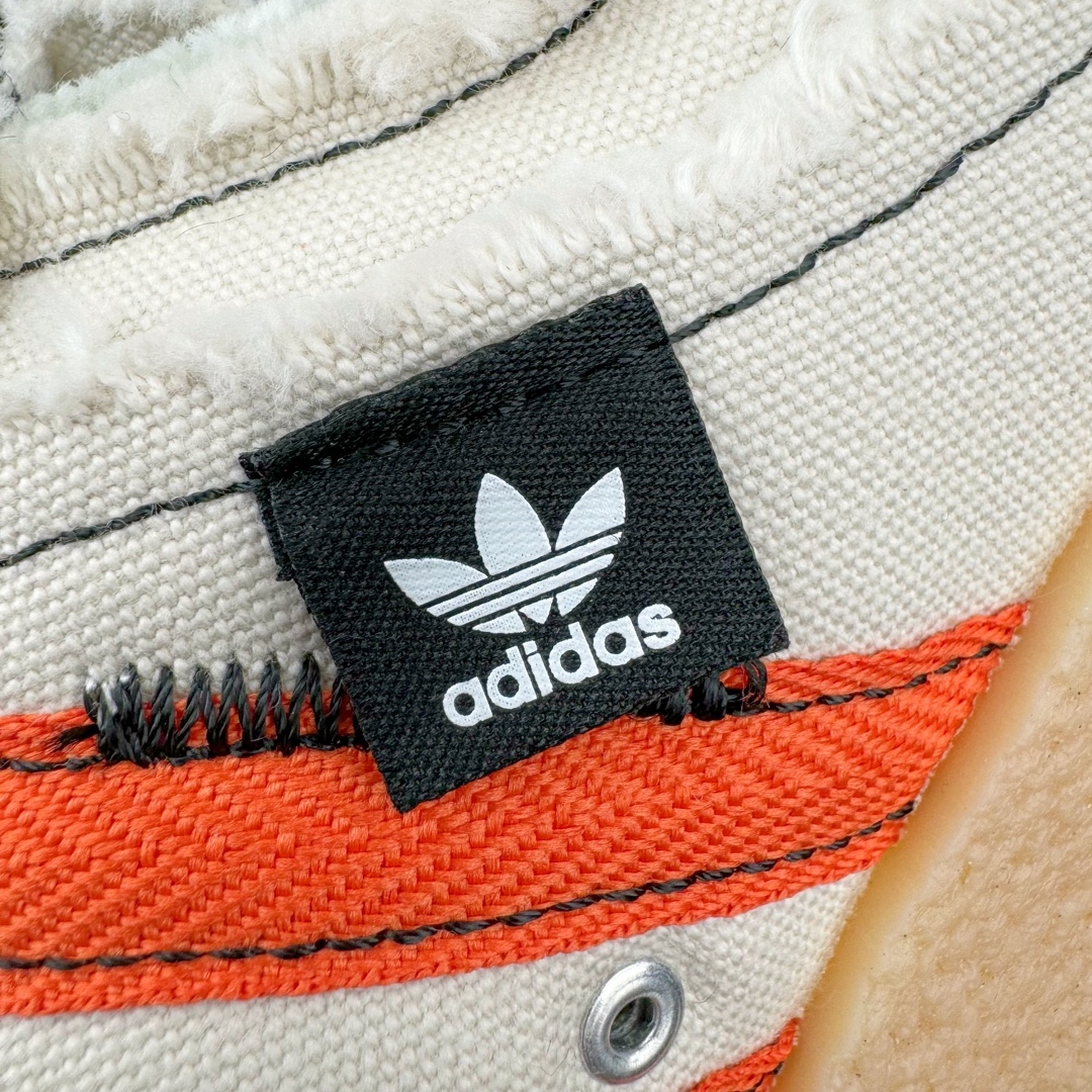 图片[14]-＃AY纯原 Song for the Mute x AD Originals SFTM-002 CAMPUS 80s学院系列低帮休闲运动帆布硫化板鞋 联名帆布浅灰黑橙鸳鸯 ID4818 Originals 与时尚品牌 Song for the Mute 早先在第二次合作系列中推出的 SFTM-002 CAMPUS 80’s 鞋款迎来新配色发布。与此同时，此次新品更新还包括了服装系列。标志性的 Campus 鞋款带有磨损毛边的帆布鞋面、厚实的橡胶鞋底以及受「蒸汽朋克」风格启发的金属鞋带孔体现了令人怀旧的复古气质。创意总监 Lyna Ty 在服装系列中以现代化的制作方式和细节设计重新诠释了 adidas 的经典款式与廓形。风衣和短裤以翠绿色和大地色调为主，渐变 T 恤强调怀旧复古感，拉链衬衫和侧拉链裤则采用充满活力的柠檬绿和柔和的炭灰色呈现。服饰采用了具有「波浪」纹理和透气孔的优质面料打造，更配有保护层专利拉链、橡胶浸渍的绳带细节，adidas 标志性的三条纹在色彩上形成强烈的对比效果，为整体增添了独特抢眼的设计元素。尺码：36 36⅔ 37⅓ 38 38⅔ 39⅓ 40 40⅔ 41⅓ 42 42⅔ 43⅓ 44 44⅔ 45⅓ 46⅓-选品中心