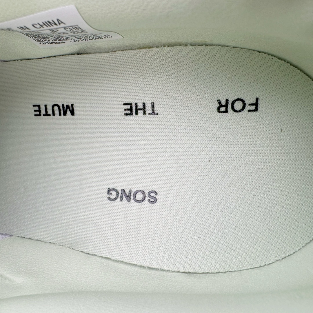 图片[12]-＃AY纯原 Song for the Mute x AD Originals SFTM-002 CAMPUS 80s学院系列低帮休闲运动帆布硫化板鞋 联名帆布浅灰黑橙鸳鸯 ID4818 Originals 与时尚品牌 Song for the Mute 早先在第二次合作系列中推出的 SFTM-002 CAMPUS 80’s 鞋款迎来新配色发布。与此同时，此次新品更新还包括了服装系列。标志性的 Campus 鞋款带有磨损毛边的帆布鞋面、厚实的橡胶鞋底以及受「蒸汽朋克」风格启发的金属鞋带孔体现了令人怀旧的复古气质。创意总监 Lyna Ty 在服装系列中以现代化的制作方式和细节设计重新诠释了 adidas 的经典款式与廓形。风衣和短裤以翠绿色和大地色调为主，渐变 T 恤强调怀旧复古感，拉链衬衫和侧拉链裤则采用充满活力的柠檬绿和柔和的炭灰色呈现。服饰采用了具有「波浪」纹理和透气孔的优质面料打造，更配有保护层专利拉链、橡胶浸渍的绳带细节，adidas 标志性的三条纹在色彩上形成强烈的对比效果，为整体增添了独特抢眼的设计元素。尺码：36 36⅔ 37⅓ 38 38⅔ 39⅓ 40 40⅔ 41⅓ 42 42⅔ 43⅓ 44 44⅔ 45⅓ 46⅓-选品中心