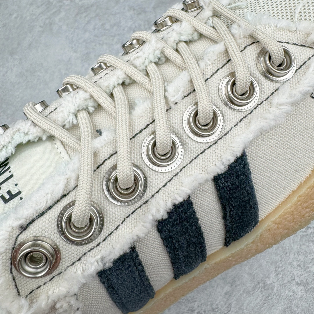 图片[17]-＃AY纯原 Song for the Mute x AD Originals SFTM-002 CAMPUS 80s学院系列低帮休闲运动帆布硫化板鞋 联名帆布浅灰黑橙鸳鸯 ID4818 Originals 与时尚品牌 Song for the Mute 早先在第二次合作系列中推出的 SFTM-002 CAMPUS 80’s 鞋款迎来新配色发布。与此同时，此次新品更新还包括了服装系列。标志性的 Campus 鞋款带有磨损毛边的帆布鞋面、厚实的橡胶鞋底以及受「蒸汽朋克」风格启发的金属鞋带孔体现了令人怀旧的复古气质。创意总监 Lyna Ty 在服装系列中以现代化的制作方式和细节设计重新诠释了 adidas 的经典款式与廓形。风衣和短裤以翠绿色和大地色调为主，渐变 T 恤强调怀旧复古感，拉链衬衫和侧拉链裤则采用充满活力的柠檬绿和柔和的炭灰色呈现。服饰采用了具有「波浪」纹理和透气孔的优质面料打造，更配有保护层专利拉链、橡胶浸渍的绳带细节，adidas 标志性的三条纹在色彩上形成强烈的对比效果，为整体增添了独特抢眼的设计元素。尺码：36 36⅔ 37⅓ 38 38⅔ 39⅓ 40 40⅔ 41⅓ 42 42⅔ 43⅓ 44 44⅔ 45⅓ 46⅓-选品中心