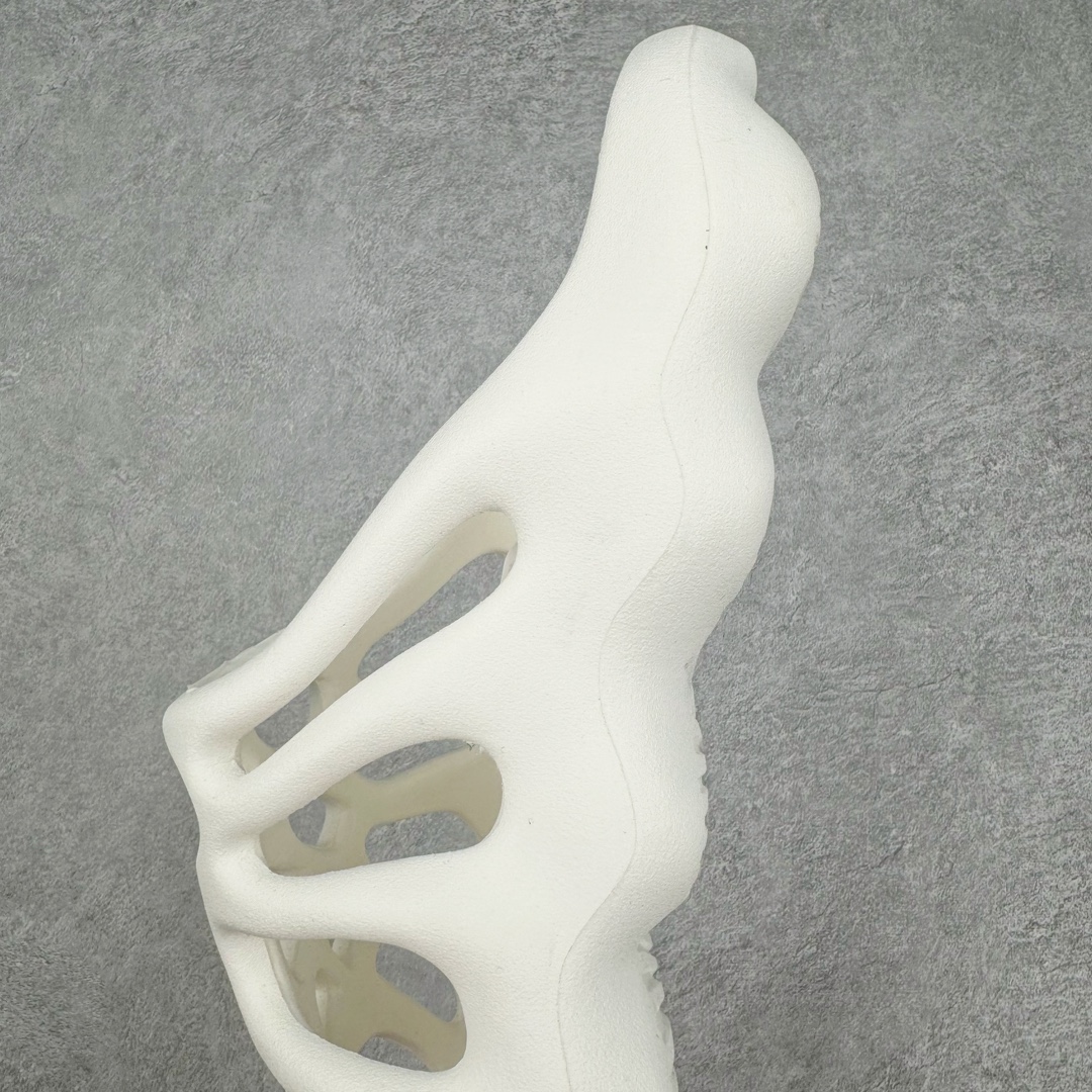 图片[7]-Kanye West x AD Yeezy 450 Slide 450异型火山骨架系列椰子户外风格沙滩涉水百搭运动穿搭拖鞋 GZ9861 由 Kanye West 与AD共同打造的 YEEZY Slide 于去年正式发布，一体成形的极简设计，以 EVA 泡棉制作，轻巧且耐用，同时其滑动设计方便穿套，配置鞋底凹埳的设计亦提供最大缓震及抓地力，并以「Desert Sand」，「Bone」及「Resin」三款大地色系展开。 今番捎来 YEEZY Slide 全新拖鞋设计，其山形穿孔外型令人联想到过往曾曝光过的 YEEZY 450，以奇特造型为人印象深刻，不过贴文中表示本款拖鞋名称就为 YEEZY 450 SLIDE 尺码：36 37 38 39 40 41 42 43 44 45 46-选品中心