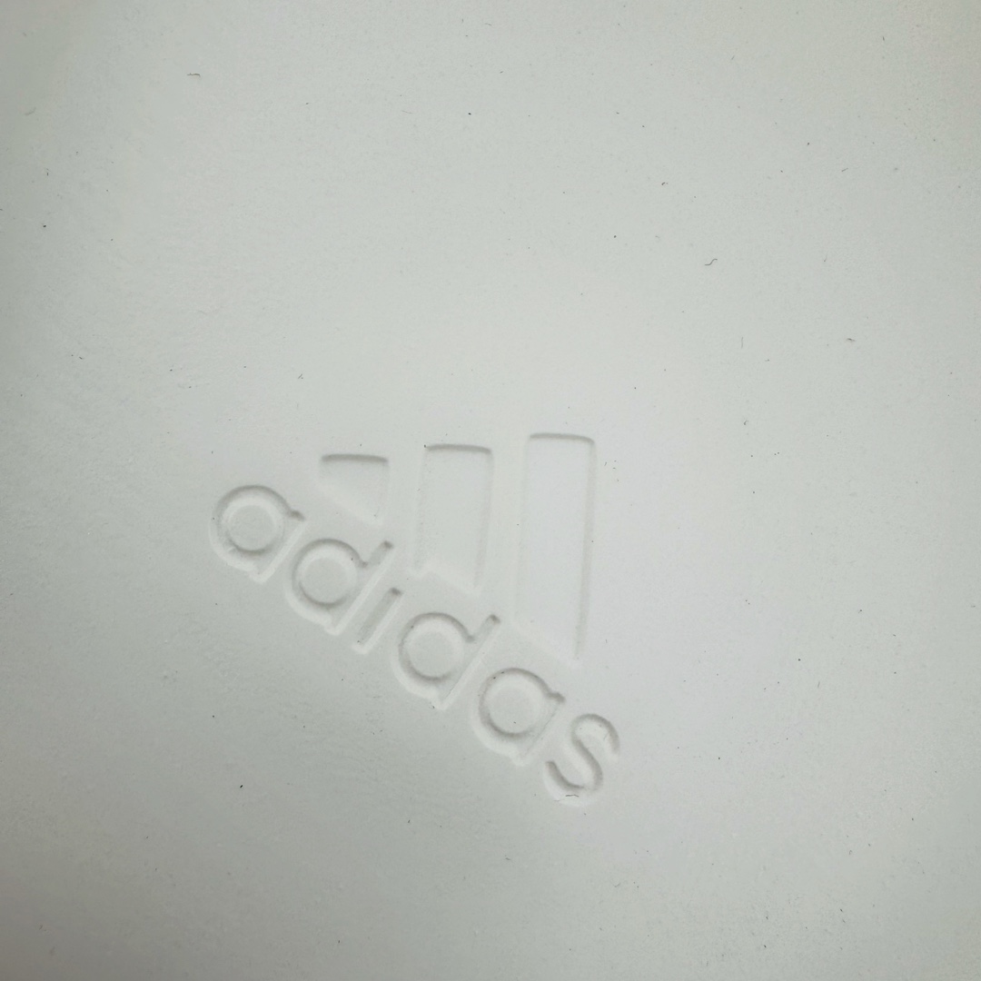 图片[10]-Kanye West x AD Yeezy 450 Slide 450异型火山骨架系列椰子户外风格沙滩涉水百搭运动穿搭拖鞋 GZ9861 由 Kanye West 与AD共同打造的 YEEZY Slide 于去年正式发布，一体成形的极简设计，以 EVA 泡棉制作，轻巧且耐用，同时其滑动设计方便穿套，配置鞋底凹埳的设计亦提供最大缓震及抓地力，并以「Desert Sand」，「Bone」及「Resin」三款大地色系展开。 今番捎来 YEEZY Slide 全新拖鞋设计，其山形穿孔外型令人联想到过往曾曝光过的 YEEZY 450，以奇特造型为人印象深刻，不过贴文中表示本款拖鞋名称就为 YEEZY 450 SLIDE 尺码：36 37 38 39 40 41 42 43 44 45 46-选品中心