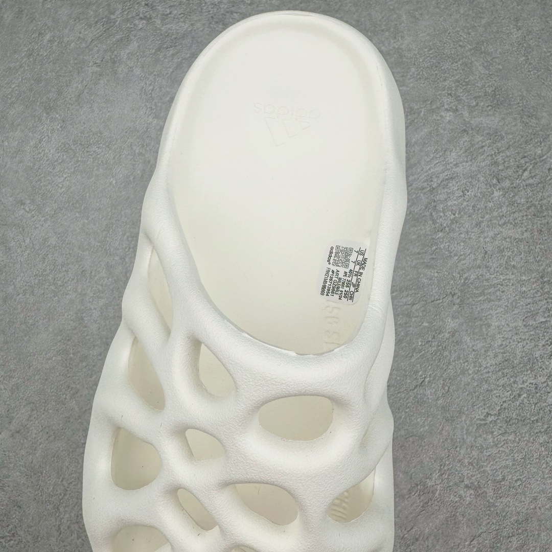 图片[5]-Kanye West x AD Yeezy 450 Slide 450异型火山骨架系列椰子户外风格沙滩涉水百搭运动穿搭拖鞋 GZ9861 由 Kanye West 与AD共同打造的 YEEZY Slide 于去年正式发布，一体成形的极简设计，以 EVA 泡棉制作，轻巧且耐用，同时其滑动设计方便穿套，配置鞋底凹埳的设计亦提供最大缓震及抓地力，并以「Desert Sand」，「Bone」及「Resin」三款大地色系展开。 今番捎来 YEEZY Slide 全新拖鞋设计，其山形穿孔外型令人联想到过往曾曝光过的 YEEZY 450，以奇特造型为人印象深刻，不过贴文中表示本款拖鞋名称就为 YEEZY 450 SLIDE 尺码：36 37 38 39 40 41 42 43 44 45 46-选品中心