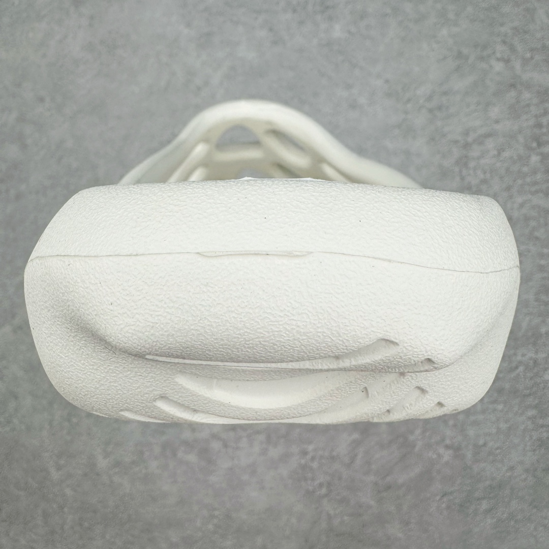 图片[8]-Kanye West x AD Yeezy 450 Slide 450异型火山骨架系列椰子户外风格沙滩涉水百搭运动穿搭拖鞋 GZ9861 由 Kanye West 与AD共同打造的 YEEZY Slide 于去年正式发布，一体成形的极简设计，以 EVA 泡棉制作，轻巧且耐用，同时其滑动设计方便穿套，配置鞋底凹埳的设计亦提供最大缓震及抓地力，并以「Desert Sand」，「Bone」及「Resin」三款大地色系展开。 今番捎来 YEEZY Slide 全新拖鞋设计，其山形穿孔外型令人联想到过往曾曝光过的 YEEZY 450，以奇特造型为人印象深刻，不过贴文中表示本款拖鞋名称就为 YEEZY 450 SLIDE 尺码：36 37 38 39 40 41 42 43 44 45 46-选品中心