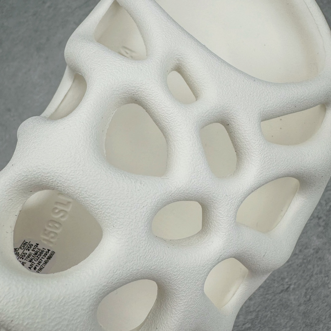图片[12]-Kanye West x AD Yeezy 450 Slide 450异型火山骨架系列椰子户外风格沙滩涉水百搭运动穿搭拖鞋 GZ9861 由 Kanye West 与AD共同打造的 YEEZY Slide 于去年正式发布，一体成形的极简设计，以 EVA 泡棉制作，轻巧且耐用，同时其滑动设计方便穿套，配置鞋底凹埳的设计亦提供最大缓震及抓地力，并以「Desert Sand」，「Bone」及「Resin」三款大地色系展开。 今番捎来 YEEZY Slide 全新拖鞋设计，其山形穿孔外型令人联想到过往曾曝光过的 YEEZY 450，以奇特造型为人印象深刻，不过贴文中表示本款拖鞋名称就为 YEEZY 450 SLIDE 尺码：36 37 38 39 40 41 42 43 44 45 46-选品中心
