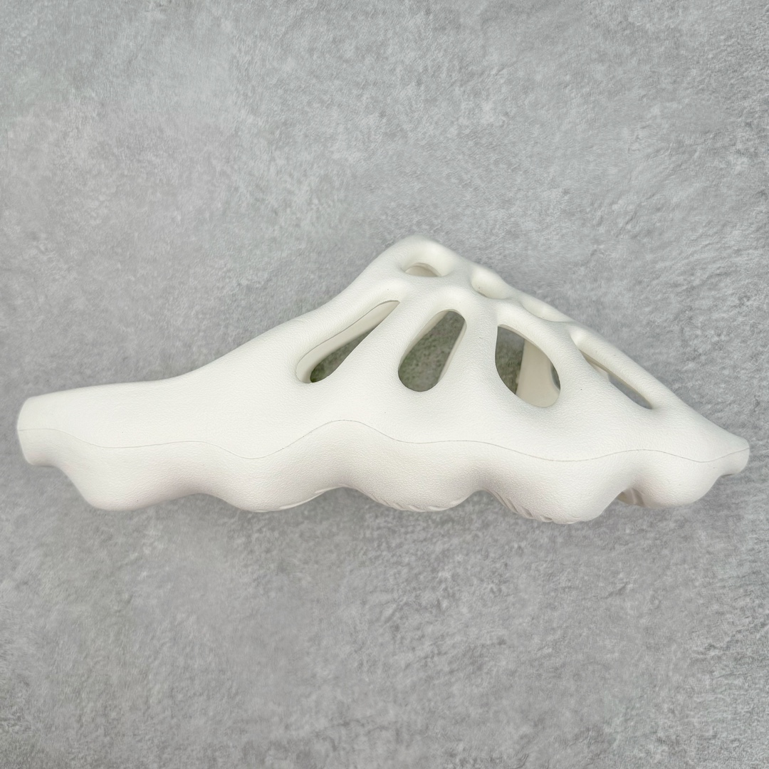 Kanye West x AD Yeezy 450 Slide 450异型火山骨架系列椰子户外风格沙滩涉水百搭运动穿搭拖鞋 GZ9861 由 Kanye West 与AD共同打造的 YEEZY Slide 于去年正式发布，一体成形的极简设计，以 EVA 泡棉制作，轻巧且耐用，同时其滑动设计方便穿套，配置鞋底凹埳的设计亦提供最大缓震及抓地力，并以「Desert Sand」，「Bone」及「Resin」三款大地色系展开。 今番捎来 YEEZY Slide 全新拖鞋设计，其山形穿孔外型令人联想到过往曾曝光过的 YEEZY 450，以奇特造型为人印象深刻，不过贴文中表示本款拖鞋名称就为 YEEZY 450 SLIDE 尺码：36 37 38 39 40 41 42 43 44 45 46-选品中心