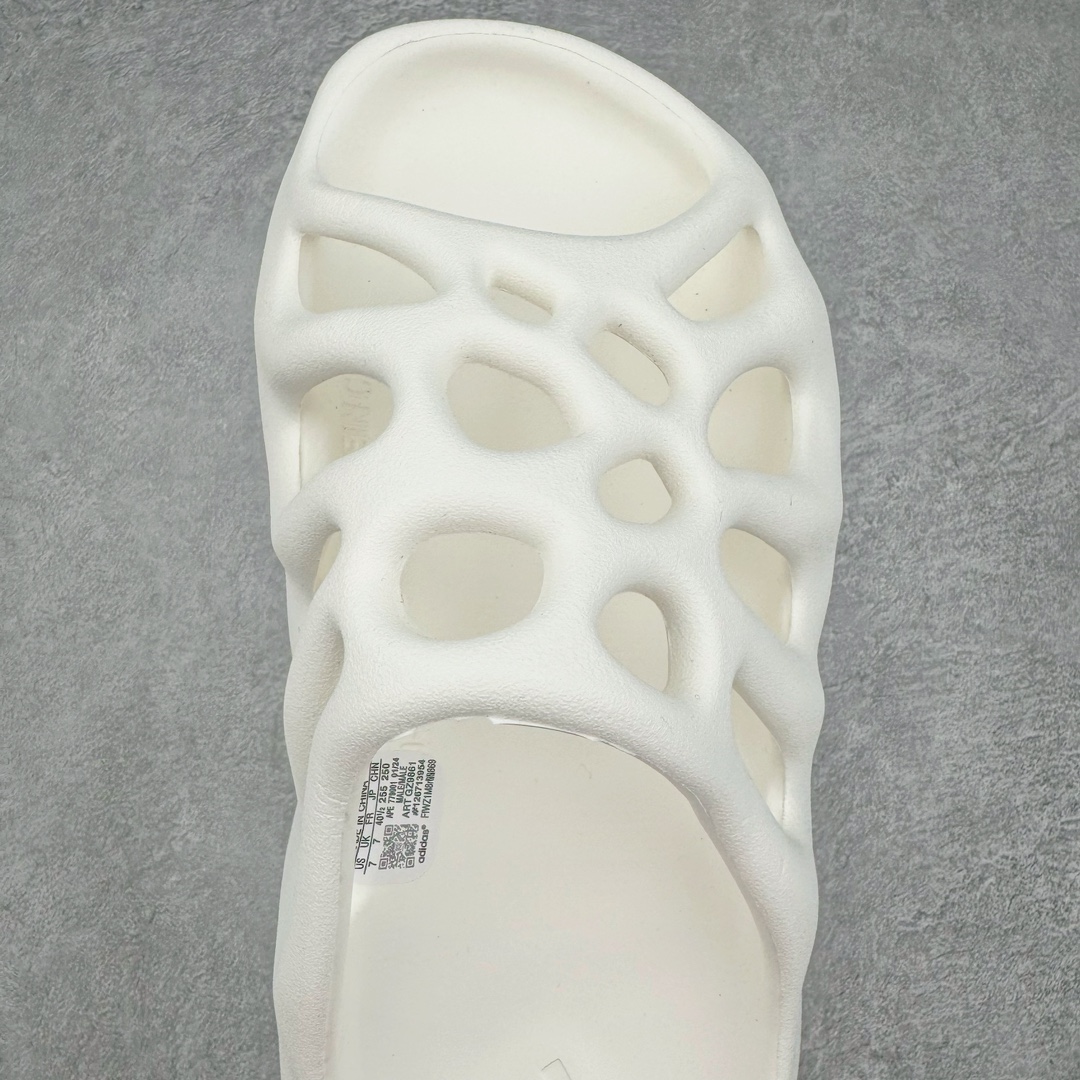 图片[4]-Kanye West x AD Yeezy 450 Slide 450异型火山骨架系列椰子户外风格沙滩涉水百搭运动穿搭拖鞋 GZ9861 由 Kanye West 与AD共同打造的 YEEZY Slide 于去年正式发布，一体成形的极简设计，以 EVA 泡棉制作，轻巧且耐用，同时其滑动设计方便穿套，配置鞋底凹埳的设计亦提供最大缓震及抓地力，并以「Desert Sand」，「Bone」及「Resin」三款大地色系展开。 今番捎来 YEEZY Slide 全新拖鞋设计，其山形穿孔外型令人联想到过往曾曝光过的 YEEZY 450，以奇特造型为人印象深刻，不过贴文中表示本款拖鞋名称就为 YEEZY 450 SLIDE 尺码：36 37 38 39 40 41 42 43 44 45 46-选品中心