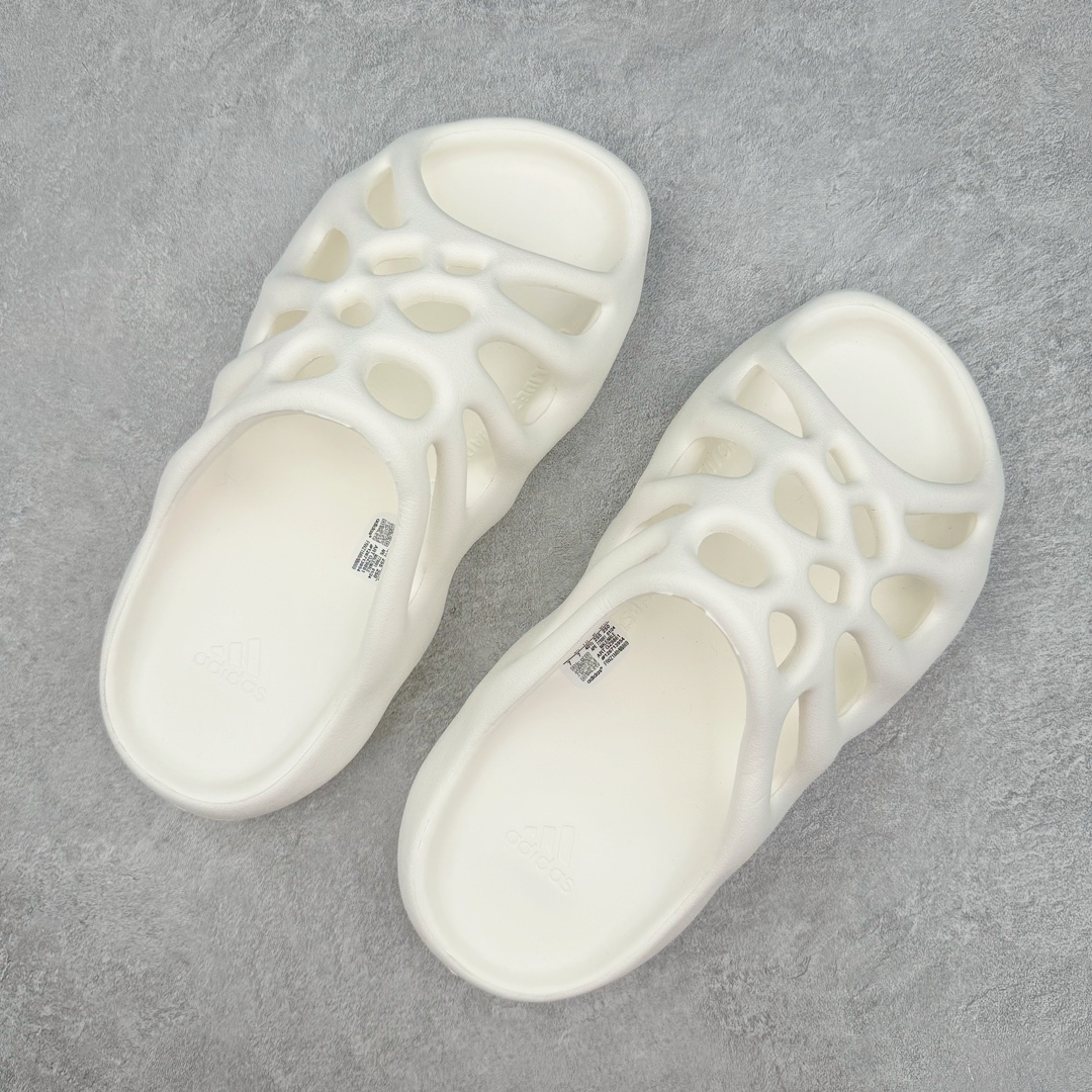 图片[3]-Kanye West x AD Yeezy 450 Slide 450异型火山骨架系列椰子户外风格沙滩涉水百搭运动穿搭拖鞋 GZ9861 由 Kanye West 与AD共同打造的 YEEZY Slide 于去年正式发布，一体成形的极简设计，以 EVA 泡棉制作，轻巧且耐用，同时其滑动设计方便穿套，配置鞋底凹埳的设计亦提供最大缓震及抓地力，并以「Desert Sand」，「Bone」及「Resin」三款大地色系展开。 今番捎来 YEEZY Slide 全新拖鞋设计，其山形穿孔外型令人联想到过往曾曝光过的 YEEZY 450，以奇特造型为人印象深刻，不过贴文中表示本款拖鞋名称就为 YEEZY 450 SLIDE 尺码：36 37 38 39 40 41 42 43 44 45 46-选品中心