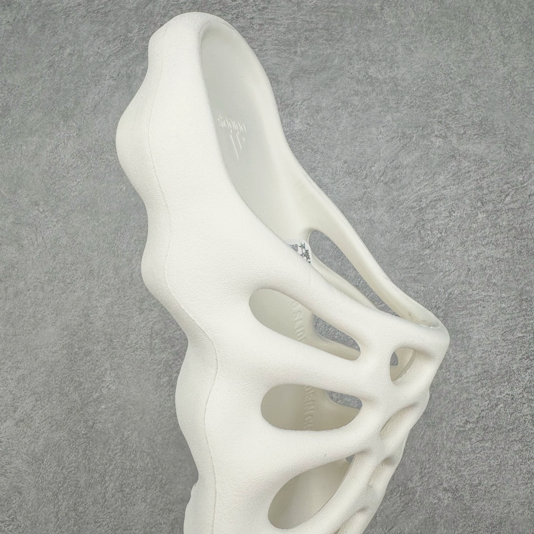 图片[6]-Kanye West x AD Yeezy 450 Slide 450异型火山骨架系列椰子户外风格沙滩涉水百搭运动穿搭拖鞋 GZ9861 由 Kanye West 与AD共同打造的 YEEZY Slide 于去年正式发布，一体成形的极简设计，以 EVA 泡棉制作，轻巧且耐用，同时其滑动设计方便穿套，配置鞋底凹埳的设计亦提供最大缓震及抓地力，并以「Desert Sand」，「Bone」及「Resin」三款大地色系展开。 今番捎来 YEEZY Slide 全新拖鞋设计，其山形穿孔外型令人联想到过往曾曝光过的 YEEZY 450，以奇特造型为人印象深刻，不过贴文中表示本款拖鞋名称就为 YEEZY 450 SLIDE 尺码：36 37 38 39 40 41 42 43 44 45 46-选品中心