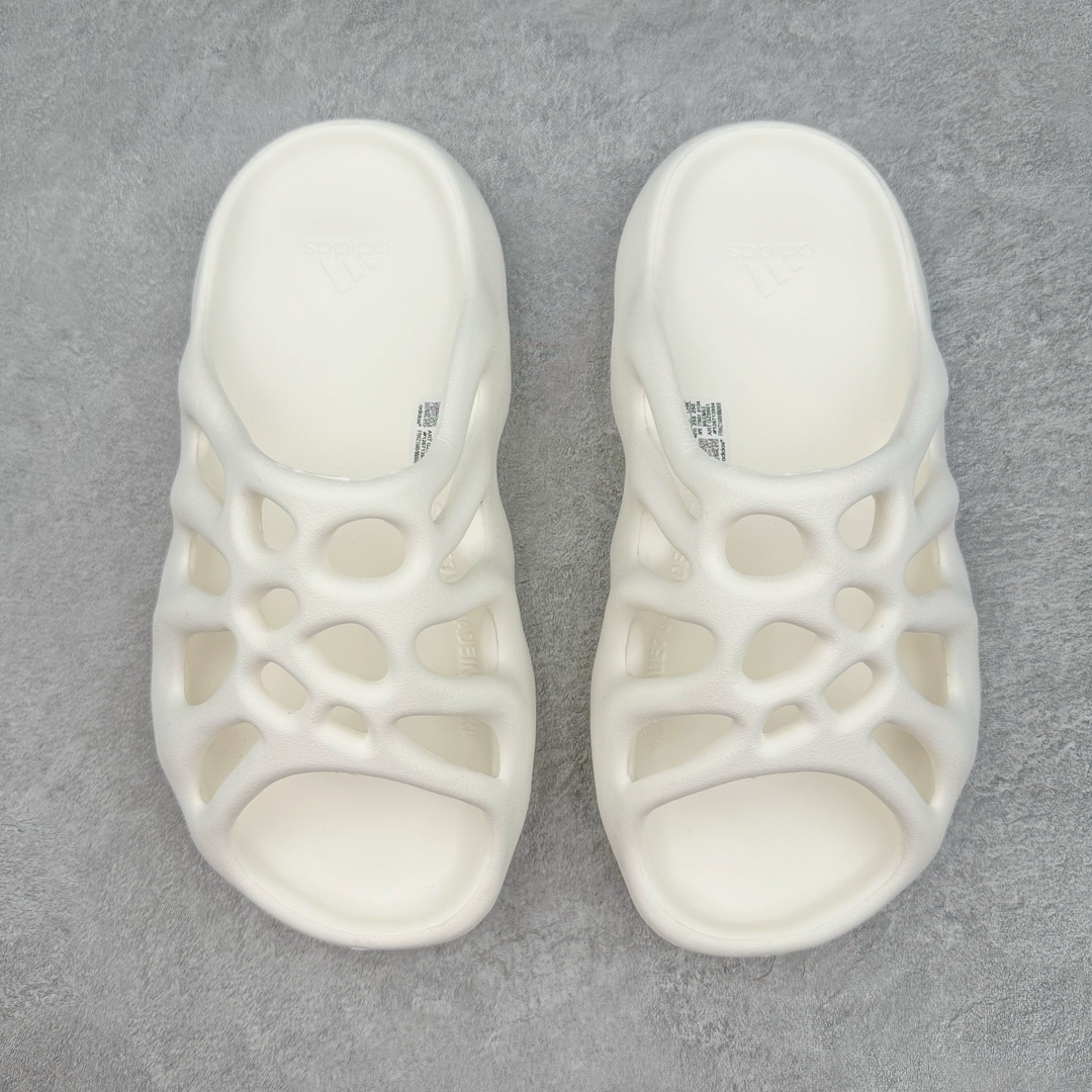 图片[2]-Kanye West x AD Yeezy 450 Slide 450异型火山骨架系列椰子户外风格沙滩涉水百搭运动穿搭拖鞋 GZ9861 由 Kanye West 与AD共同打造的 YEEZY Slide 于去年正式发布，一体成形的极简设计，以 EVA 泡棉制作，轻巧且耐用，同时其滑动设计方便穿套，配置鞋底凹埳的设计亦提供最大缓震及抓地力，并以「Desert Sand」，「Bone」及「Resin」三款大地色系展开。 今番捎来 YEEZY Slide 全新拖鞋设计，其山形穿孔外型令人联想到过往曾曝光过的 YEEZY 450，以奇特造型为人印象深刻，不过贴文中表示本款拖鞋名称就为 YEEZY 450 SLIDE 尺码：36 37 38 39 40 41 42 43 44 45 46-选品中心