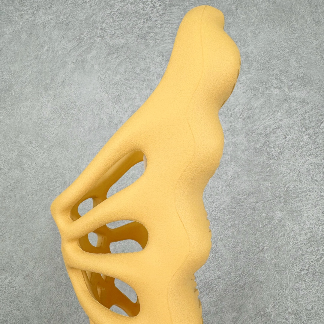 图片[7]-Kanye West x AD Yeezy 450 Slide 450异型火山骨架系列椰子户外风格沙滩涉水百搭运动穿搭拖鞋 GZ9864 由 Kanye West 与AD共同打造的 YEEZY Slide 于去年正式发布，一体成形的极简设计，以 EVA 泡棉制作，轻巧且耐用，同时其滑动设计方便穿套，配置鞋底凹埳的设计亦提供最大缓震及抓地力，并以「Desert Sand」，「Bone」及「Resin」三款大地色系展开。 今番捎来 YEEZY Slide 全新拖鞋设计，其山形穿孔外型令人联想到过往曾曝光过的 YEEZY 450，以奇特造型为人印象深刻，不过贴文中表示本款拖鞋名称就为 YEEZY 450 SLIDE 尺码：36 37 38 39 40 41 42 43 44 45 46-选品中心