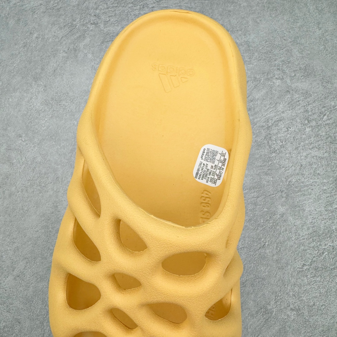 图片[5]-Kanye West x AD Yeezy 450 Slide 450异型火山骨架系列椰子户外风格沙滩涉水百搭运动穿搭拖鞋 GZ9864 由 Kanye West 与AD共同打造的 YEEZY Slide 于去年正式发布，一体成形的极简设计，以 EVA 泡棉制作，轻巧且耐用，同时其滑动设计方便穿套，配置鞋底凹埳的设计亦提供最大缓震及抓地力，并以「Desert Sand」，「Bone」及「Resin」三款大地色系展开。 今番捎来 YEEZY Slide 全新拖鞋设计，其山形穿孔外型令人联想到过往曾曝光过的 YEEZY 450，以奇特造型为人印象深刻，不过贴文中表示本款拖鞋名称就为 YEEZY 450 SLIDE 尺码：36 37 38 39 40 41 42 43 44 45 46-选品中心