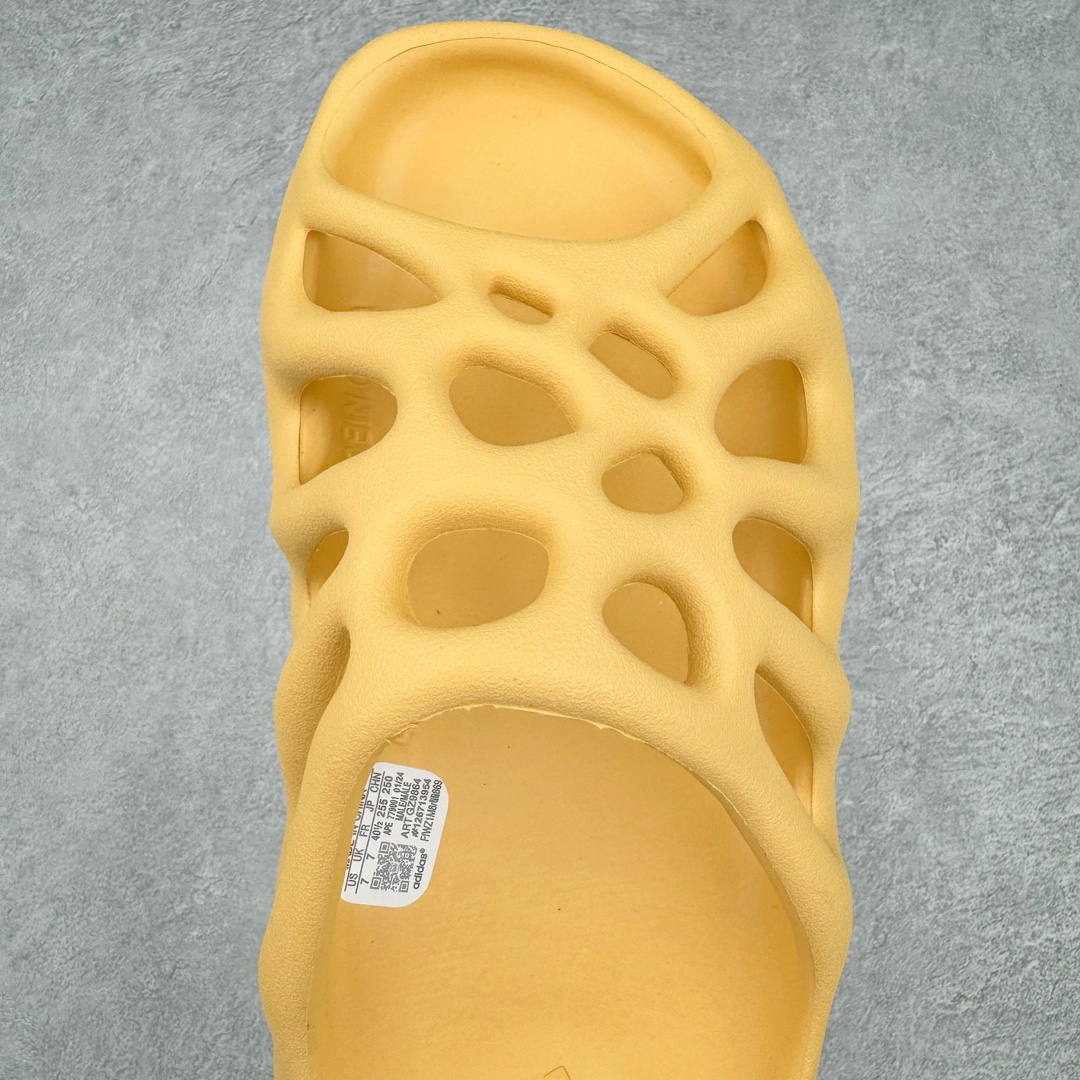 图片[4]-Kanye West x AD Yeezy 450 Slide 450异型火山骨架系列椰子户外风格沙滩涉水百搭运动穿搭拖鞋 GZ9864 由 Kanye West 与AD共同打造的 YEEZY Slide 于去年正式发布，一体成形的极简设计，以 EVA 泡棉制作，轻巧且耐用，同时其滑动设计方便穿套，配置鞋底凹埳的设计亦提供最大缓震及抓地力，并以「Desert Sand」，「Bone」及「Resin」三款大地色系展开。 今番捎来 YEEZY Slide 全新拖鞋设计，其山形穿孔外型令人联想到过往曾曝光过的 YEEZY 450，以奇特造型为人印象深刻，不过贴文中表示本款拖鞋名称就为 YEEZY 450 SLIDE 尺码：36 37 38 39 40 41 42 43 44 45 46-选品中心