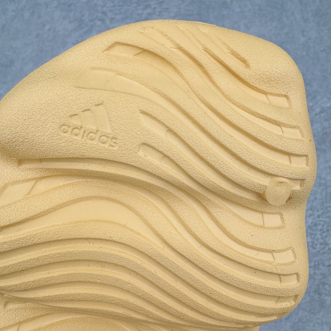 图片[13]-Kanye West x AD Yeezy 450 Slide 450异型火山骨架系列椰子户外风格沙滩涉水百搭运动穿搭拖鞋 GZ9864 由 Kanye West 与AD共同打造的 YEEZY Slide 于去年正式发布，一体成形的极简设计，以 EVA 泡棉制作，轻巧且耐用，同时其滑动设计方便穿套，配置鞋底凹埳的设计亦提供最大缓震及抓地力，并以「Desert Sand」，「Bone」及「Resin」三款大地色系展开。 今番捎来 YEEZY Slide 全新拖鞋设计，其山形穿孔外型令人联想到过往曾曝光过的 YEEZY 450，以奇特造型为人印象深刻，不过贴文中表示本款拖鞋名称就为 YEEZY 450 SLIDE 尺码：36 37 38 39 40 41 42 43 44 45 46-选品中心