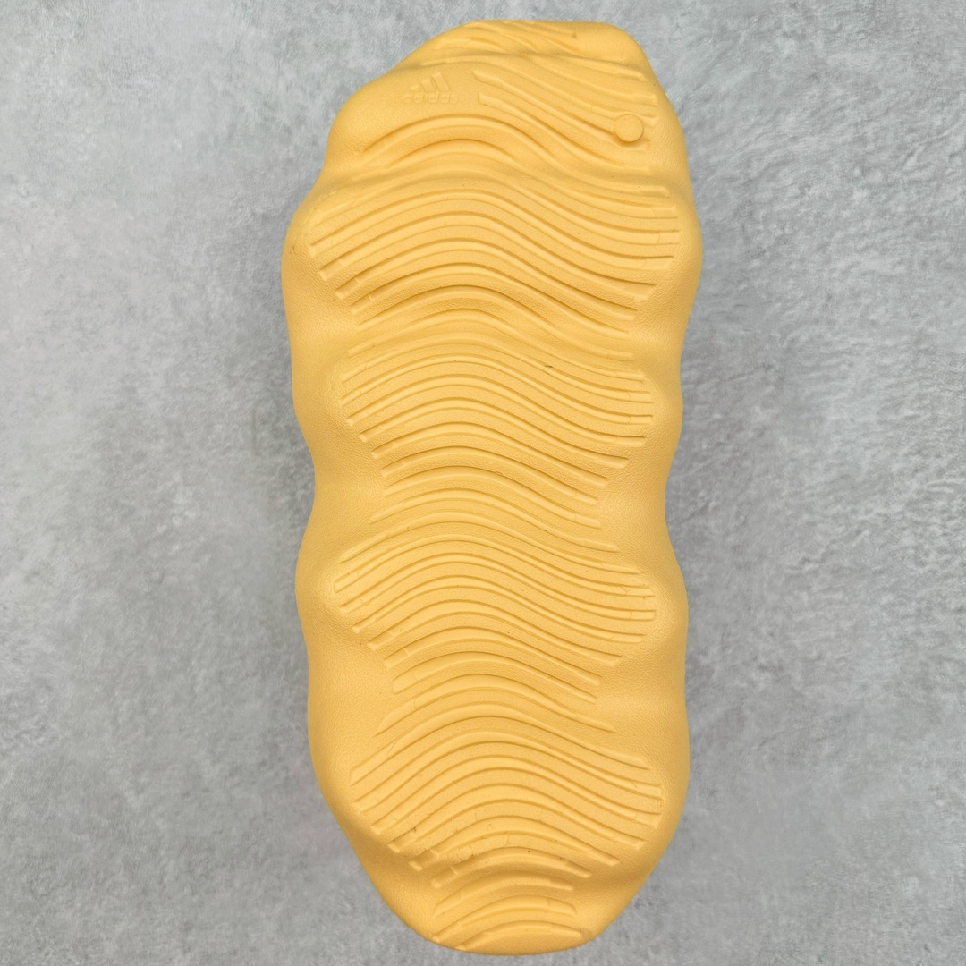 图片[9]-Kanye West x AD Yeezy 450 Slide 450异型火山骨架系列椰子户外风格沙滩涉水百搭运动穿搭拖鞋 GZ9864 由 Kanye West 与AD共同打造的 YEEZY Slide 于去年正式发布，一体成形的极简设计，以 EVA 泡棉制作，轻巧且耐用，同时其滑动设计方便穿套，配置鞋底凹埳的设计亦提供最大缓震及抓地力，并以「Desert Sand」，「Bone」及「Resin」三款大地色系展开。 今番捎来 YEEZY Slide 全新拖鞋设计，其山形穿孔外型令人联想到过往曾曝光过的 YEEZY 450，以奇特造型为人印象深刻，不过贴文中表示本款拖鞋名称就为 YEEZY 450 SLIDE 尺码：36 37 38 39 40 41 42 43 44 45 46-选品中心