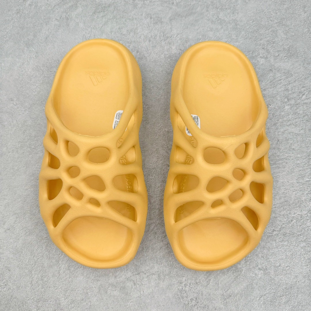 图片[2]-Kanye West x AD Yeezy 450 Slide 450异型火山骨架系列椰子户外风格沙滩涉水百搭运动穿搭拖鞋 GZ9864 由 Kanye West 与AD共同打造的 YEEZY Slide 于去年正式发布，一体成形的极简设计，以 EVA 泡棉制作，轻巧且耐用，同时其滑动设计方便穿套，配置鞋底凹埳的设计亦提供最大缓震及抓地力，并以「Desert Sand」，「Bone」及「Resin」三款大地色系展开。 今番捎来 YEEZY Slide 全新拖鞋设计，其山形穿孔外型令人联想到过往曾曝光过的 YEEZY 450，以奇特造型为人印象深刻，不过贴文中表示本款拖鞋名称就为 YEEZY 450 SLIDE 尺码：36 37 38 39 40 41 42 43 44 45 46-选品中心