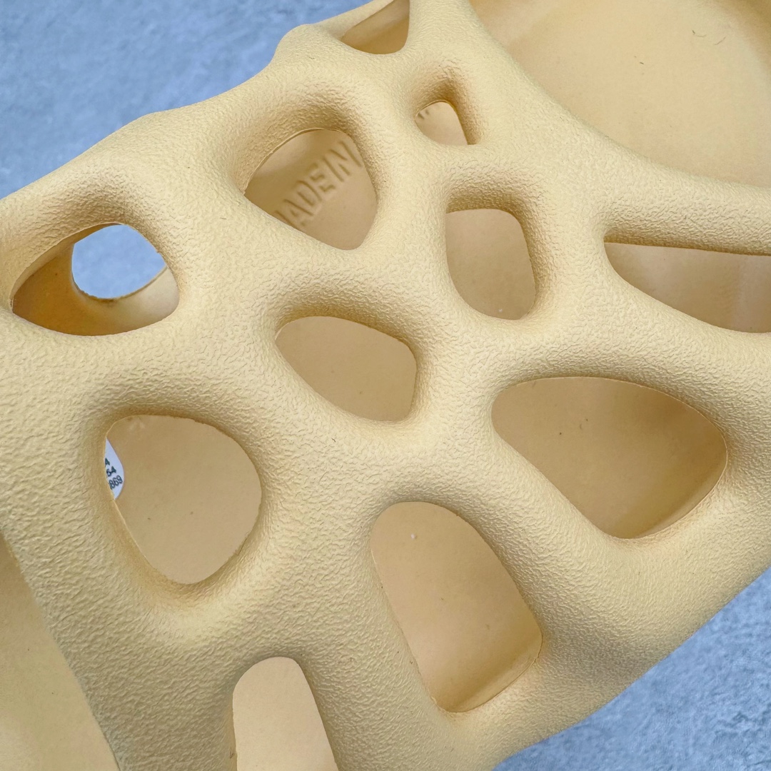 图片[12]-Kanye West x AD Yeezy 450 Slide 450异型火山骨架系列椰子户外风格沙滩涉水百搭运动穿搭拖鞋 GZ9864 由 Kanye West 与AD共同打造的 YEEZY Slide 于去年正式发布，一体成形的极简设计，以 EVA 泡棉制作，轻巧且耐用，同时其滑动设计方便穿套，配置鞋底凹埳的设计亦提供最大缓震及抓地力，并以「Desert Sand」，「Bone」及「Resin」三款大地色系展开。 今番捎来 YEEZY Slide 全新拖鞋设计，其山形穿孔外型令人联想到过往曾曝光过的 YEEZY 450，以奇特造型为人印象深刻，不过贴文中表示本款拖鞋名称就为 YEEZY 450 SLIDE 尺码：36 37 38 39 40 41 42 43 44 45 46-选品中心