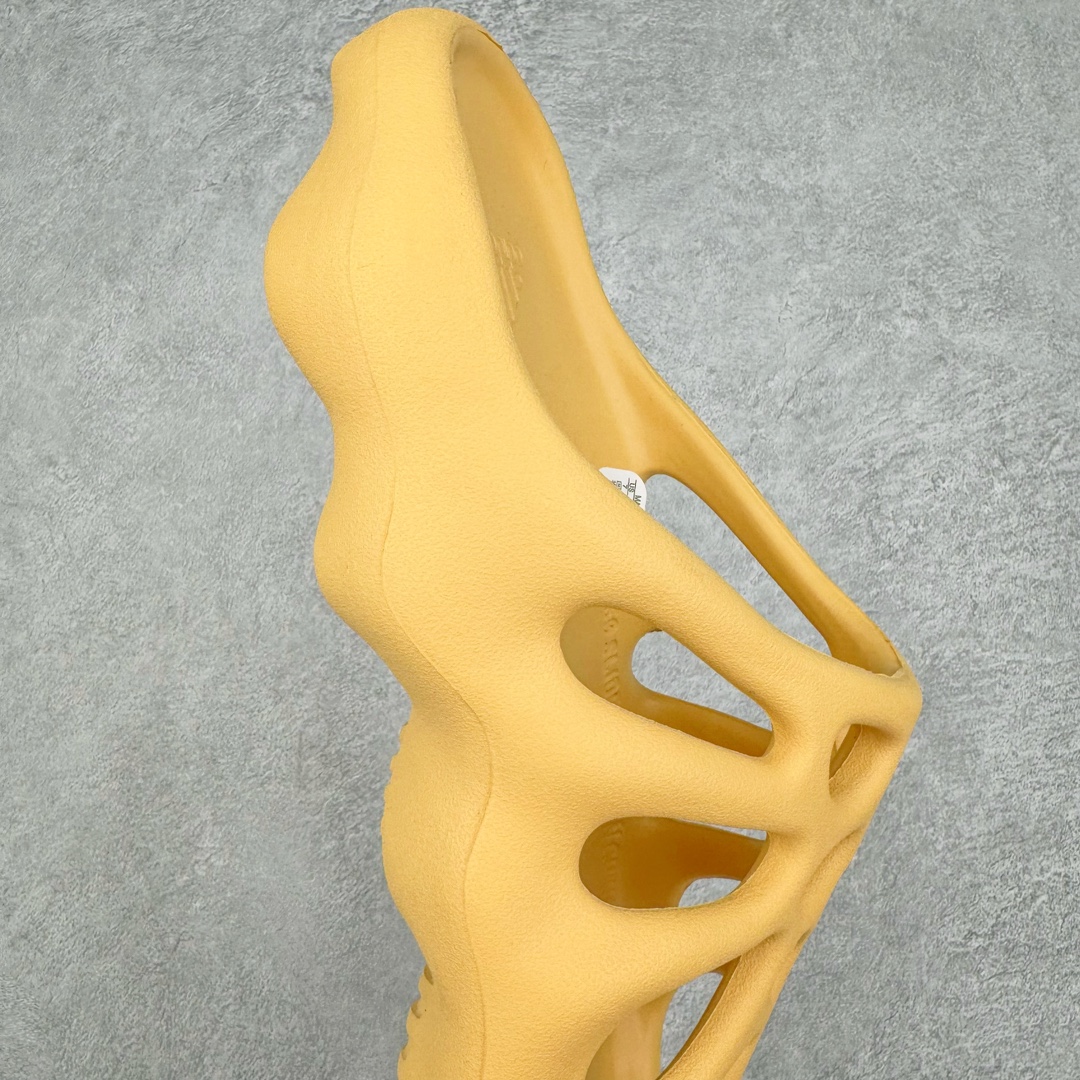 图片[6]-Kanye West x AD Yeezy 450 Slide 450异型火山骨架系列椰子户外风格沙滩涉水百搭运动穿搭拖鞋 GZ9864 由 Kanye West 与AD共同打造的 YEEZY Slide 于去年正式发布，一体成形的极简设计，以 EVA 泡棉制作，轻巧且耐用，同时其滑动设计方便穿套，配置鞋底凹埳的设计亦提供最大缓震及抓地力，并以「Desert Sand」，「Bone」及「Resin」三款大地色系展开。 今番捎来 YEEZY Slide 全新拖鞋设计，其山形穿孔外型令人联想到过往曾曝光过的 YEEZY 450，以奇特造型为人印象深刻，不过贴文中表示本款拖鞋名称就为 YEEZY 450 SLIDE 尺码：36 37 38 39 40 41 42 43 44 45 46-选品中心