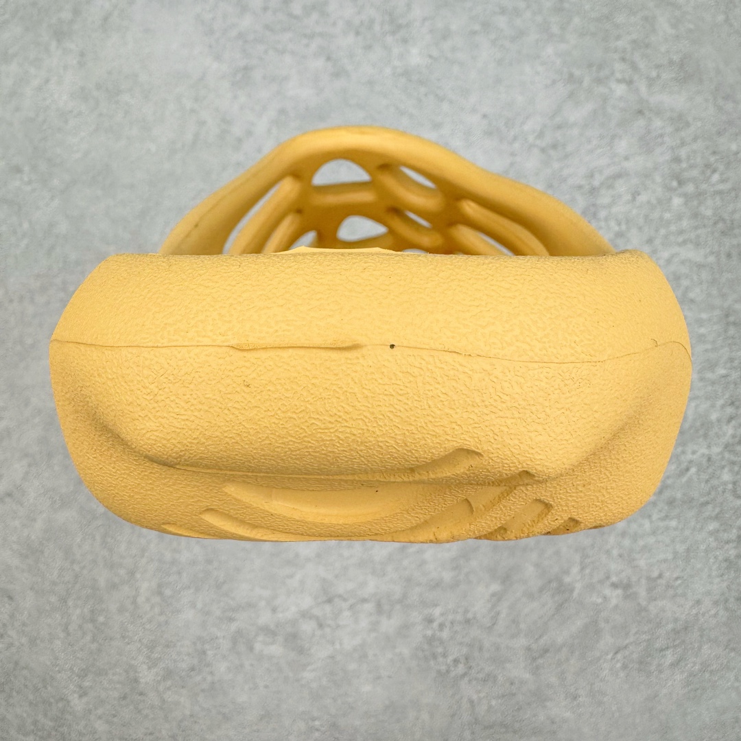 图片[8]-Kanye West x AD Yeezy 450 Slide 450异型火山骨架系列椰子户外风格沙滩涉水百搭运动穿搭拖鞋 GZ9864 由 Kanye West 与AD共同打造的 YEEZY Slide 于去年正式发布，一体成形的极简设计，以 EVA 泡棉制作，轻巧且耐用，同时其滑动设计方便穿套，配置鞋底凹埳的设计亦提供最大缓震及抓地力，并以「Desert Sand」，「Bone」及「Resin」三款大地色系展开。 今番捎来 YEEZY Slide 全新拖鞋设计，其山形穿孔外型令人联想到过往曾曝光过的 YEEZY 450，以奇特造型为人印象深刻，不过贴文中表示本款拖鞋名称就为 YEEZY 450 SLIDE 尺码：36 37 38 39 40 41 42 43 44 45 46-选品中心