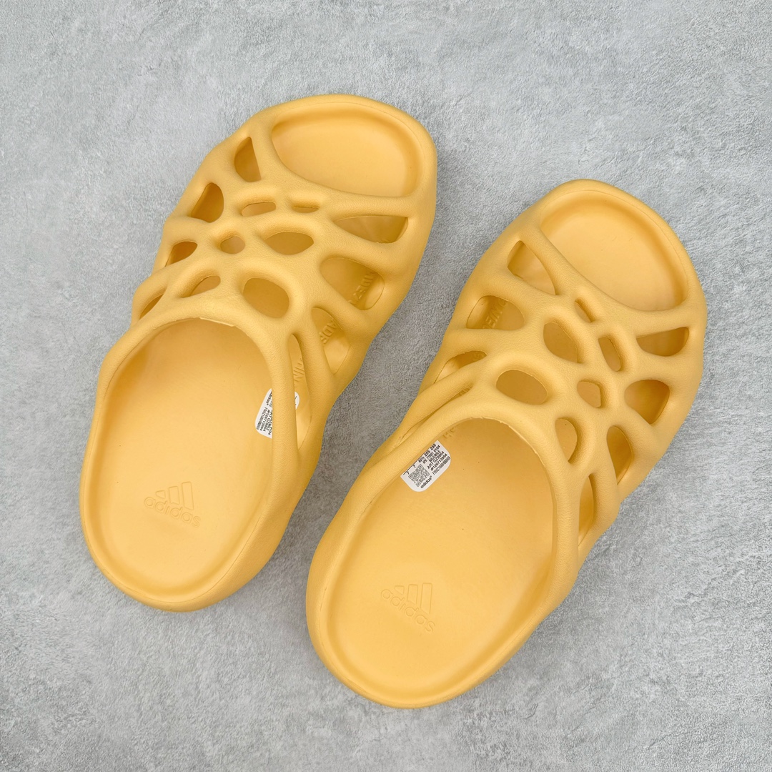 图片[3]-Kanye West x AD Yeezy 450 Slide 450异型火山骨架系列椰子户外风格沙滩涉水百搭运动穿搭拖鞋 GZ9864 由 Kanye West 与AD共同打造的 YEEZY Slide 于去年正式发布，一体成形的极简设计，以 EVA 泡棉制作，轻巧且耐用，同时其滑动设计方便穿套，配置鞋底凹埳的设计亦提供最大缓震及抓地力，并以「Desert Sand」，「Bone」及「Resin」三款大地色系展开。 今番捎来 YEEZY Slide 全新拖鞋设计，其山形穿孔外型令人联想到过往曾曝光过的 YEEZY 450，以奇特造型为人印象深刻，不过贴文中表示本款拖鞋名称就为 YEEZY 450 SLIDE 尺码：36 37 38 39 40 41 42 43 44 45 46-选品中心